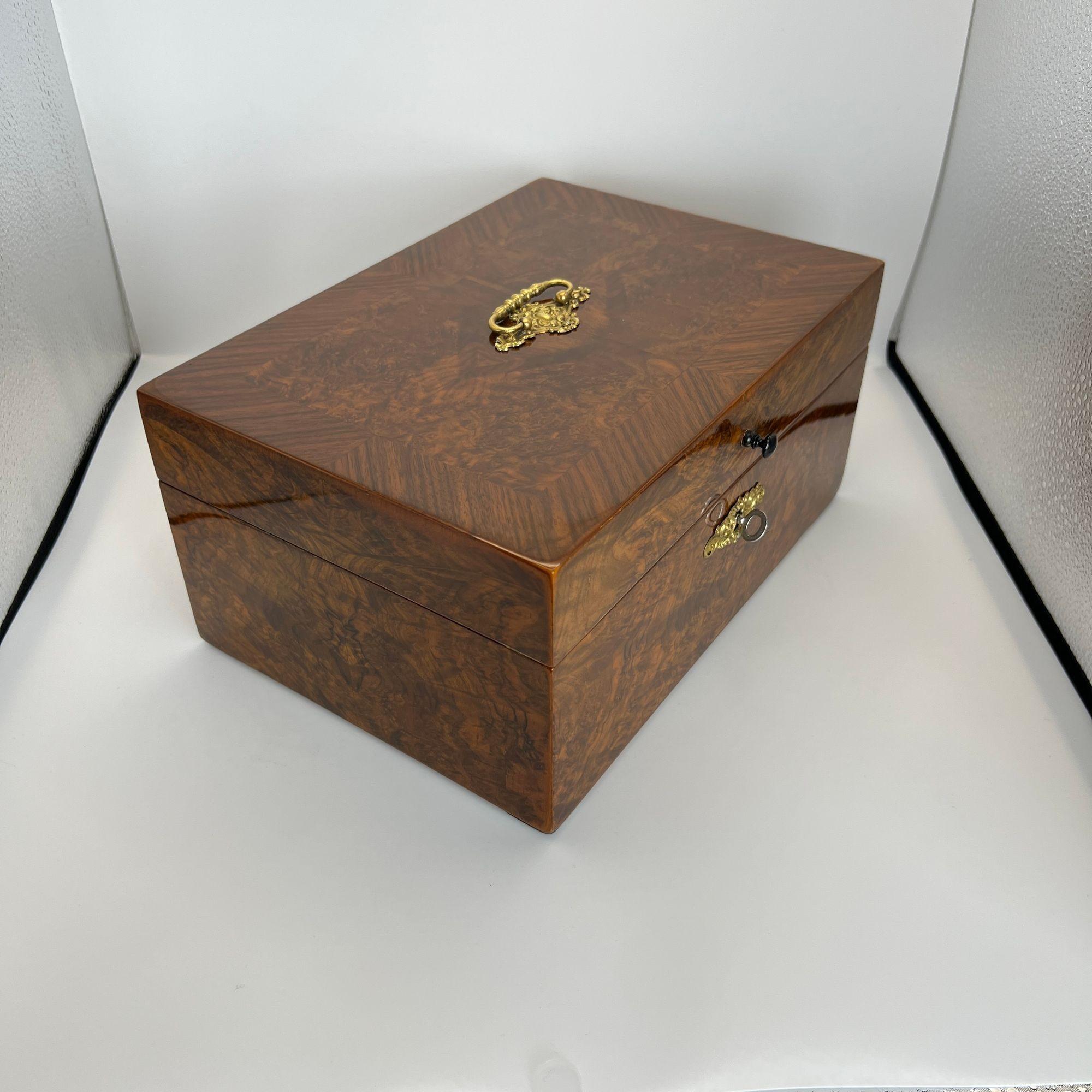 Large late Biedermeier box in walnut, hand-made in Austria around 1850.
* Veneered in walnut and walnut burl on thick (2.2 cm / 0.87 in) stained beechwood inside.
* Interior lined with blue, green, and red patterned paper.
* Ebonized knob.
* Pressed