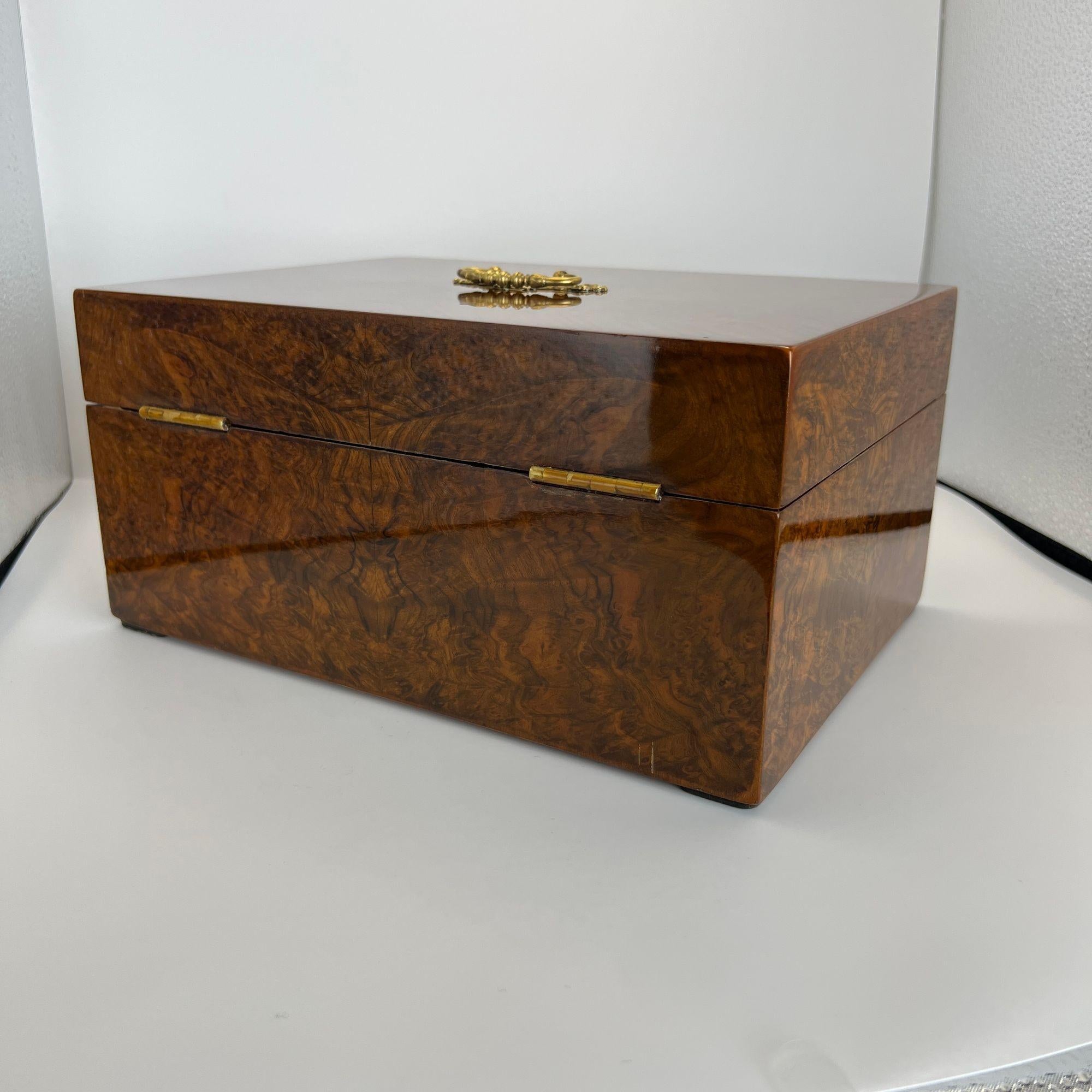 Late Biedermeier Box, Walnut and Walnut Burl, Austria circa 1850 In Good Condition For Sale In Regensburg, DE
