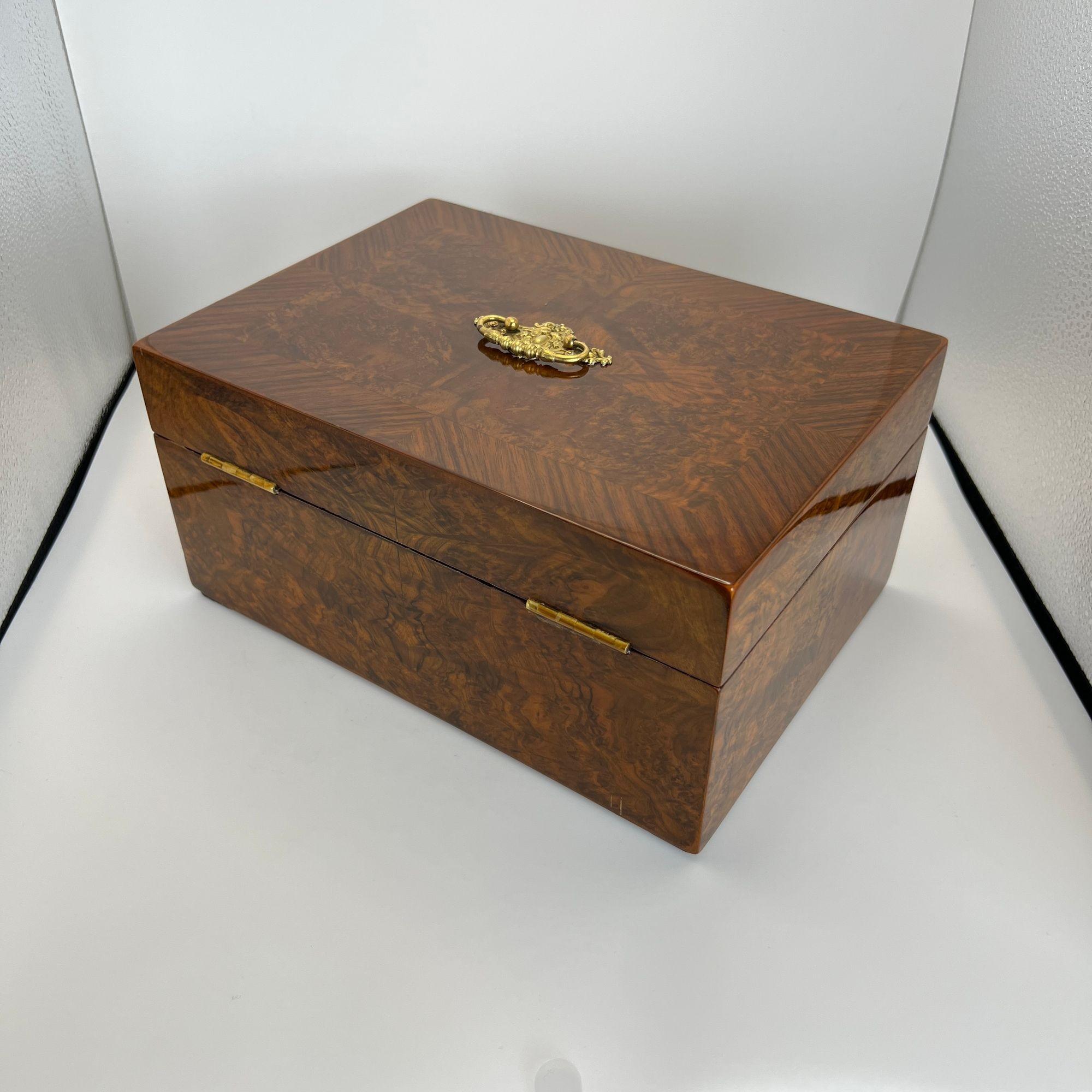 Mid-19th Century Late Biedermeier Box, Walnut and Walnut Burl, Austria circa 1850 For Sale