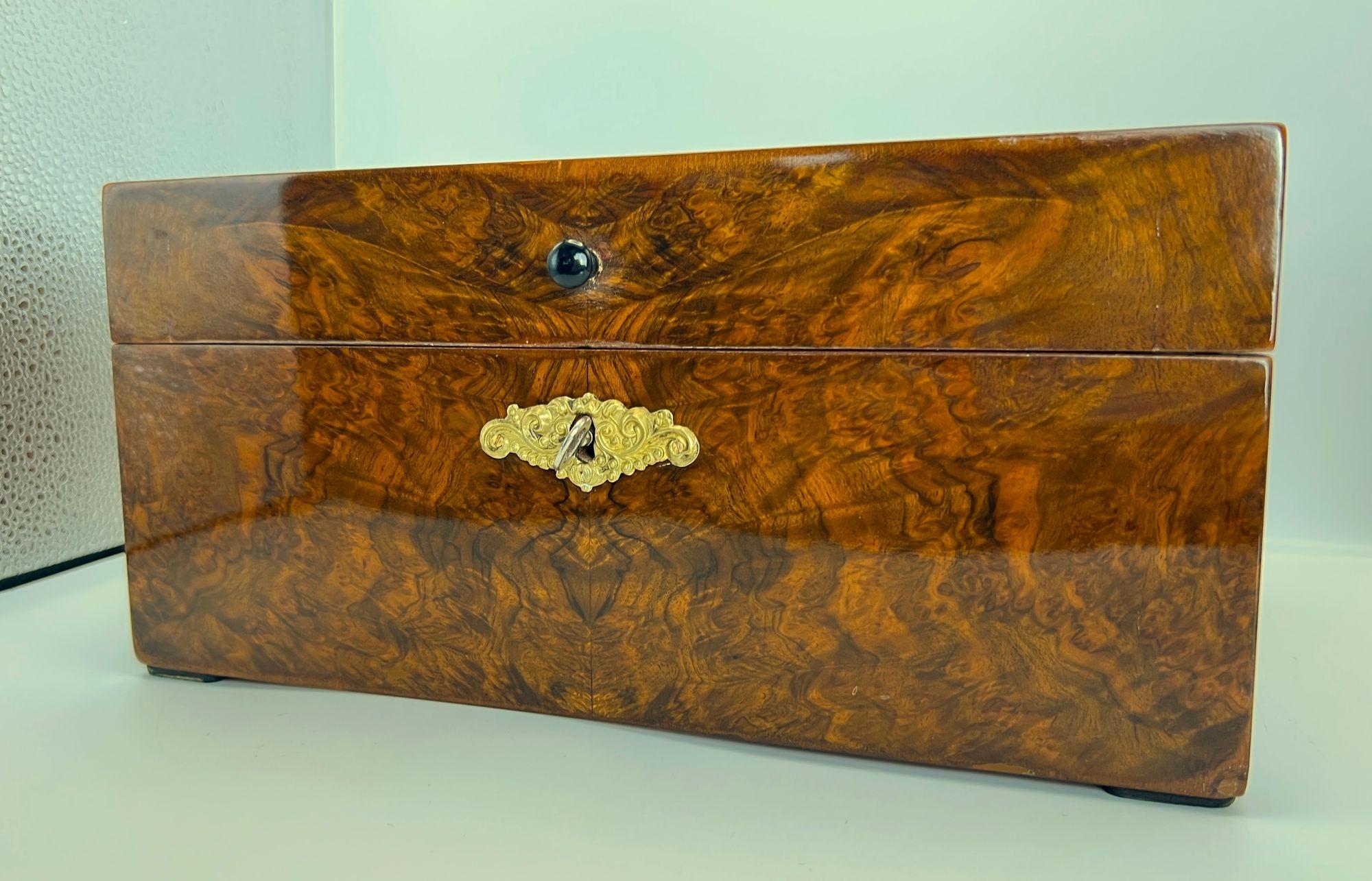 Late Biedermeier Box, Walnut and Walnut Burl, Austria circa 1850 For Sale 2