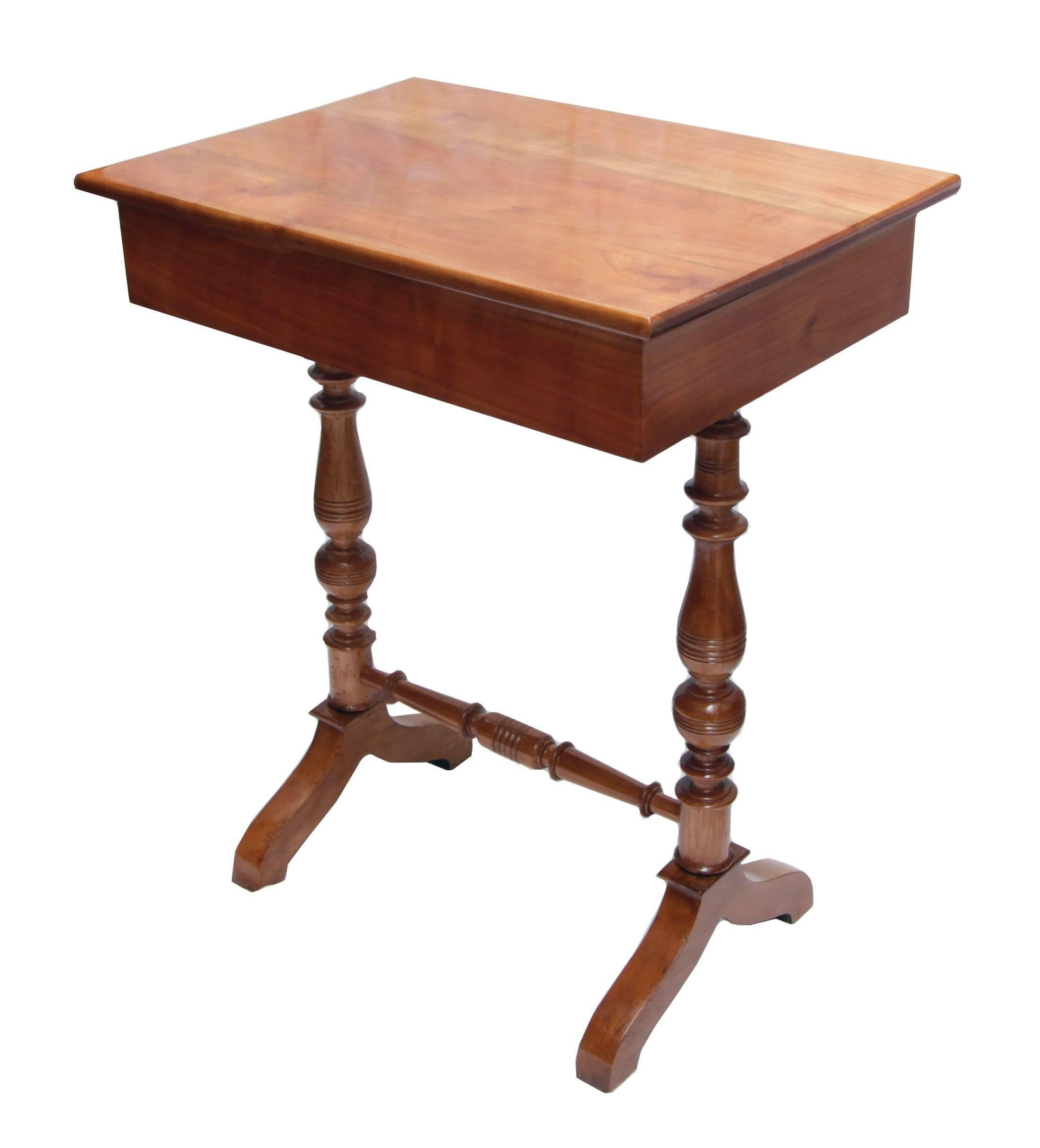 Sehr schöner Näh- und Beistelltisch aus massivem Kirschbaumholz. Der Tisch stammt aus der Zeit des späten Biedermeier/Historismus, genauer gesagt aus der Zeit von ca. 1850-1880. Das Innere (Rückseite, Seiten und Boden) der Schublade ist wie üblich