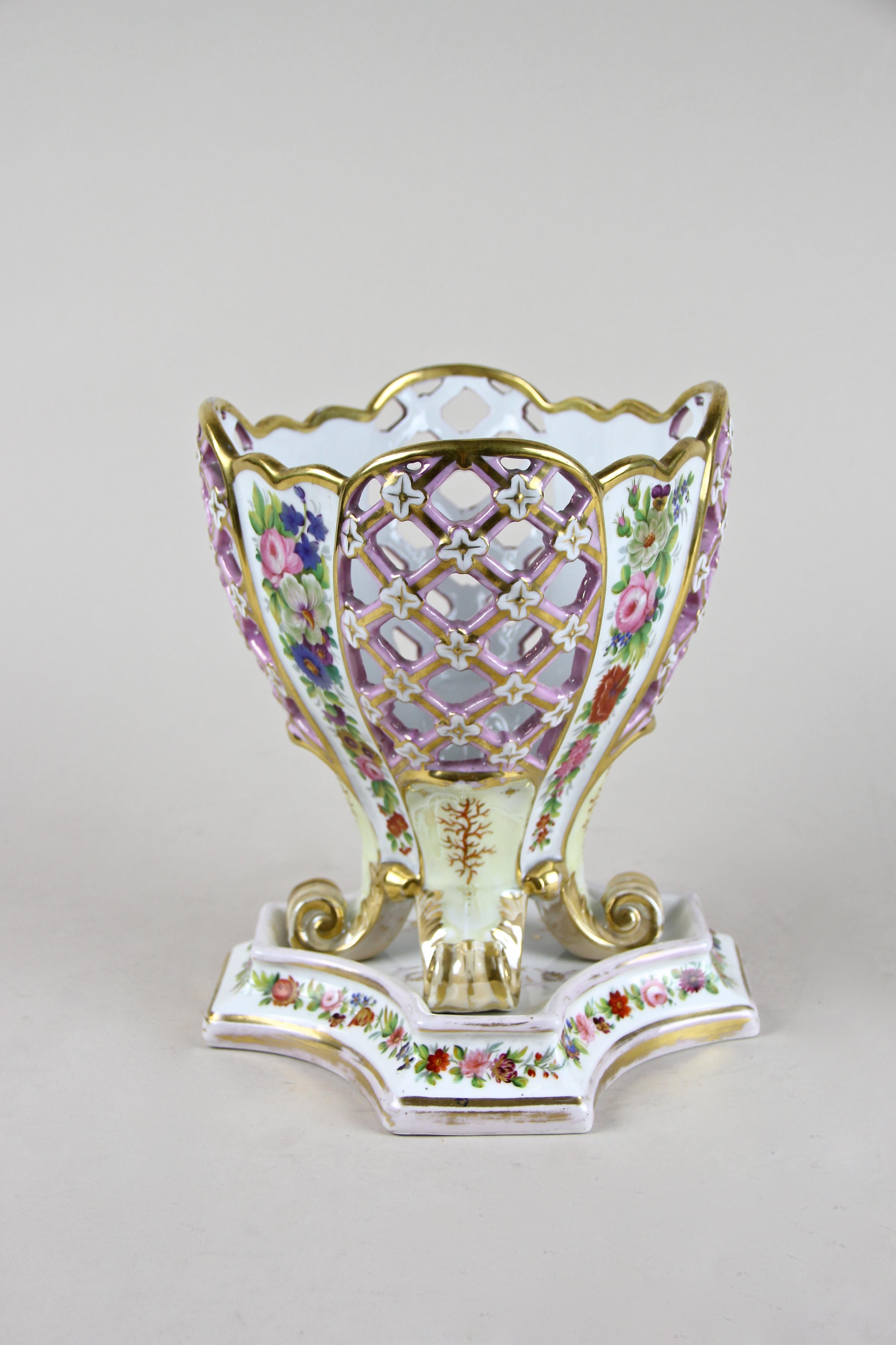 Late Biedermeier Porcelain Basket by Fischer & Mieg, Bohemia, circa 1860 (Tschechisch)