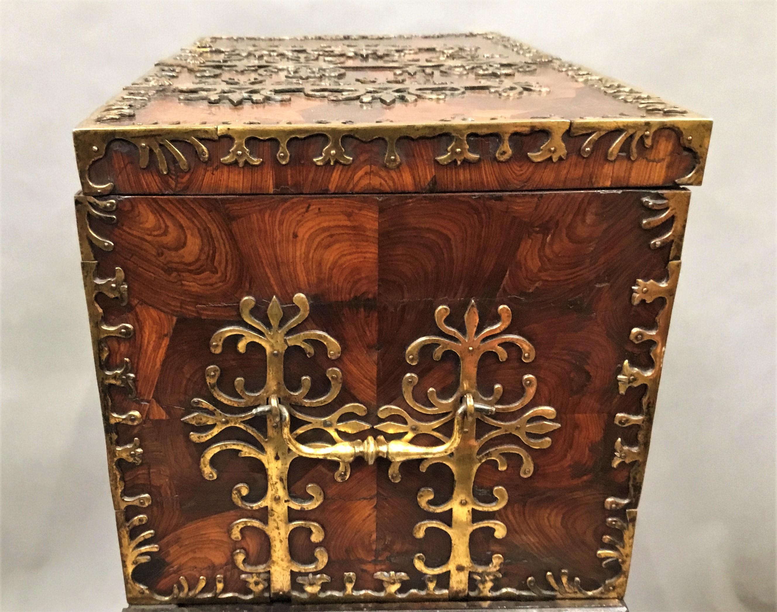 Late 17th Century Large Oyster Kingwood Coffre Forte / Strong Box For Sale 9