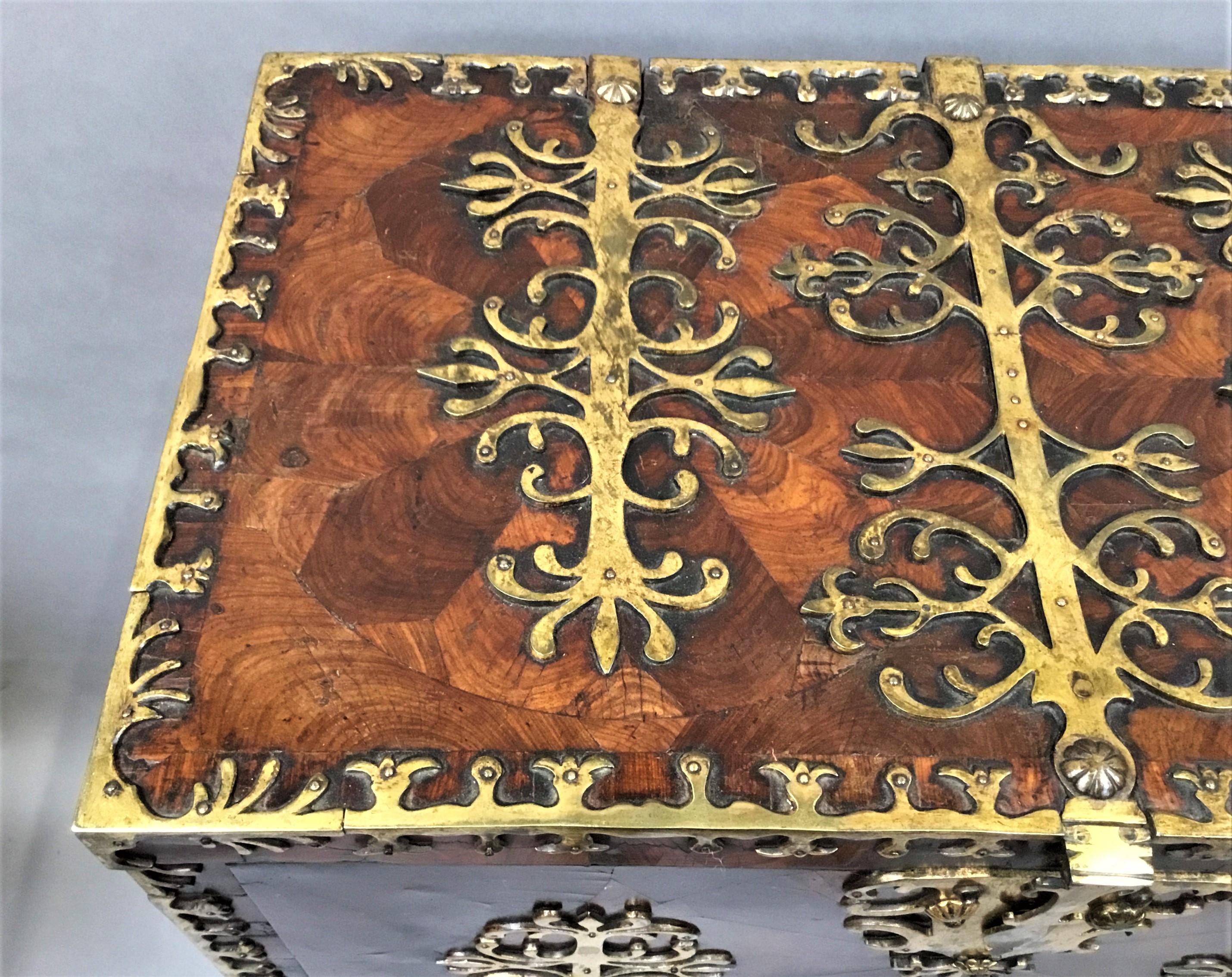 Late 17th Century Large Oyster Kingwood Coffre Forte / Strong Box In Good Condition For Sale In Moreton-in-Marsh, Gloucestershire