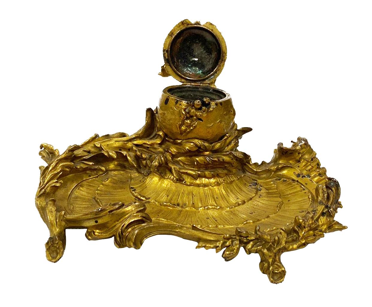 A fine quality late 19th century gilded ormolu desk inkwell, stamped; Sormani, Paris. Having wonderful stylized scrolling foliate and shell like decoration, with a hinged central lid. Measures: 22cm (8.5