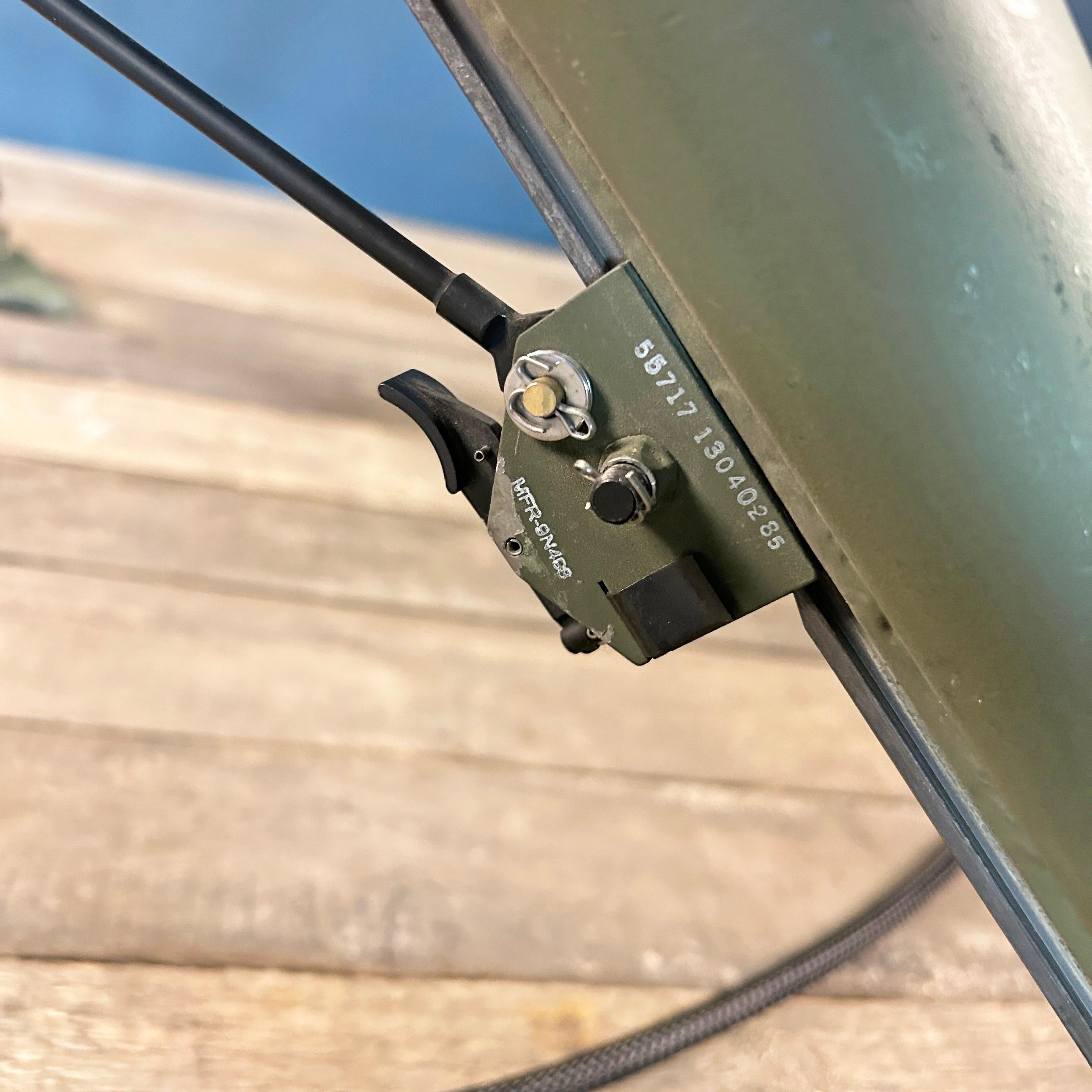 Proyector de latón e inoxidable de finales de siglo - Trípode del ejército de EE.UU. e interruptor de los marines en venta 2