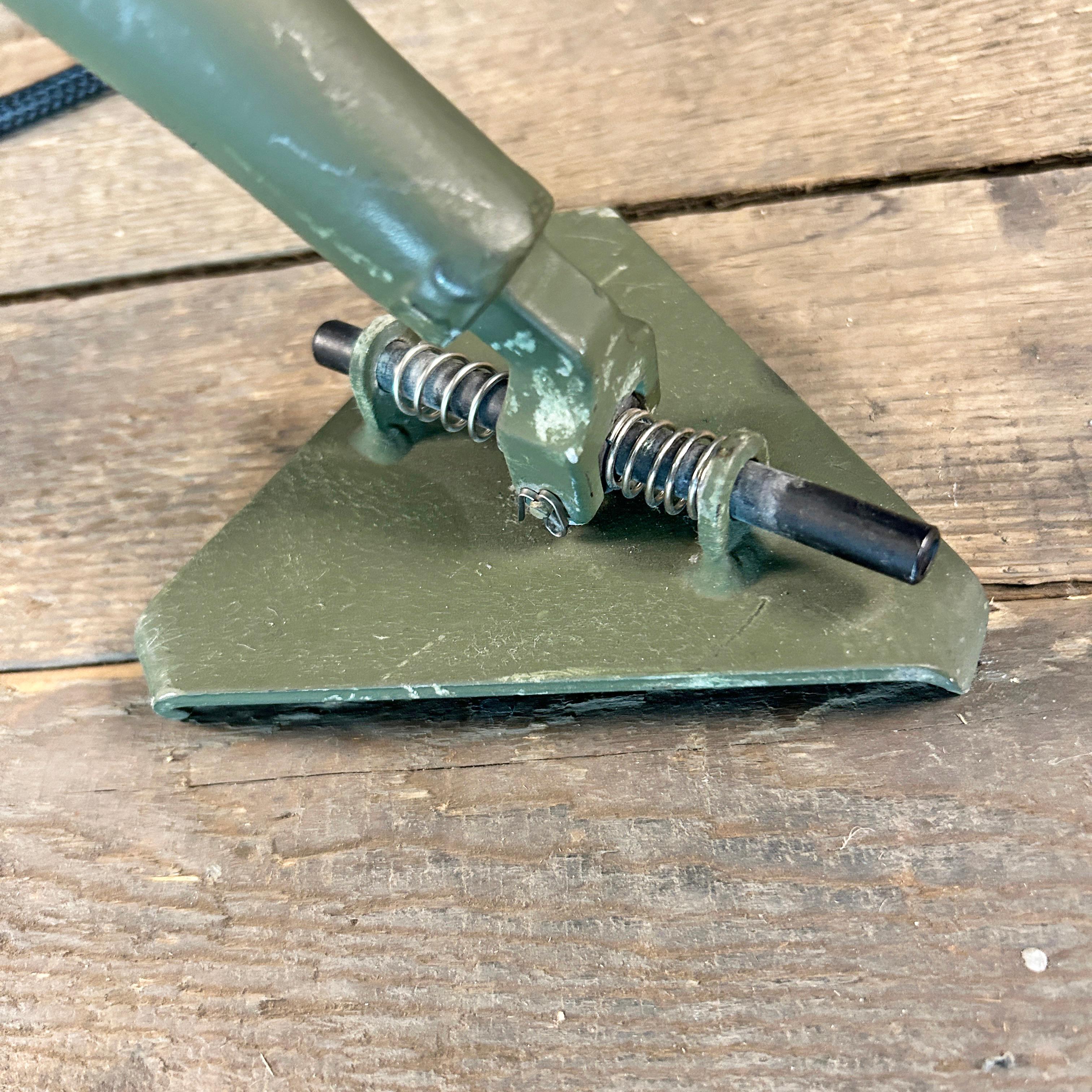 Proyector de latón e inoxidable de finales de siglo - Trípode del ejército de EE.UU. e interruptor de los marines en venta 3