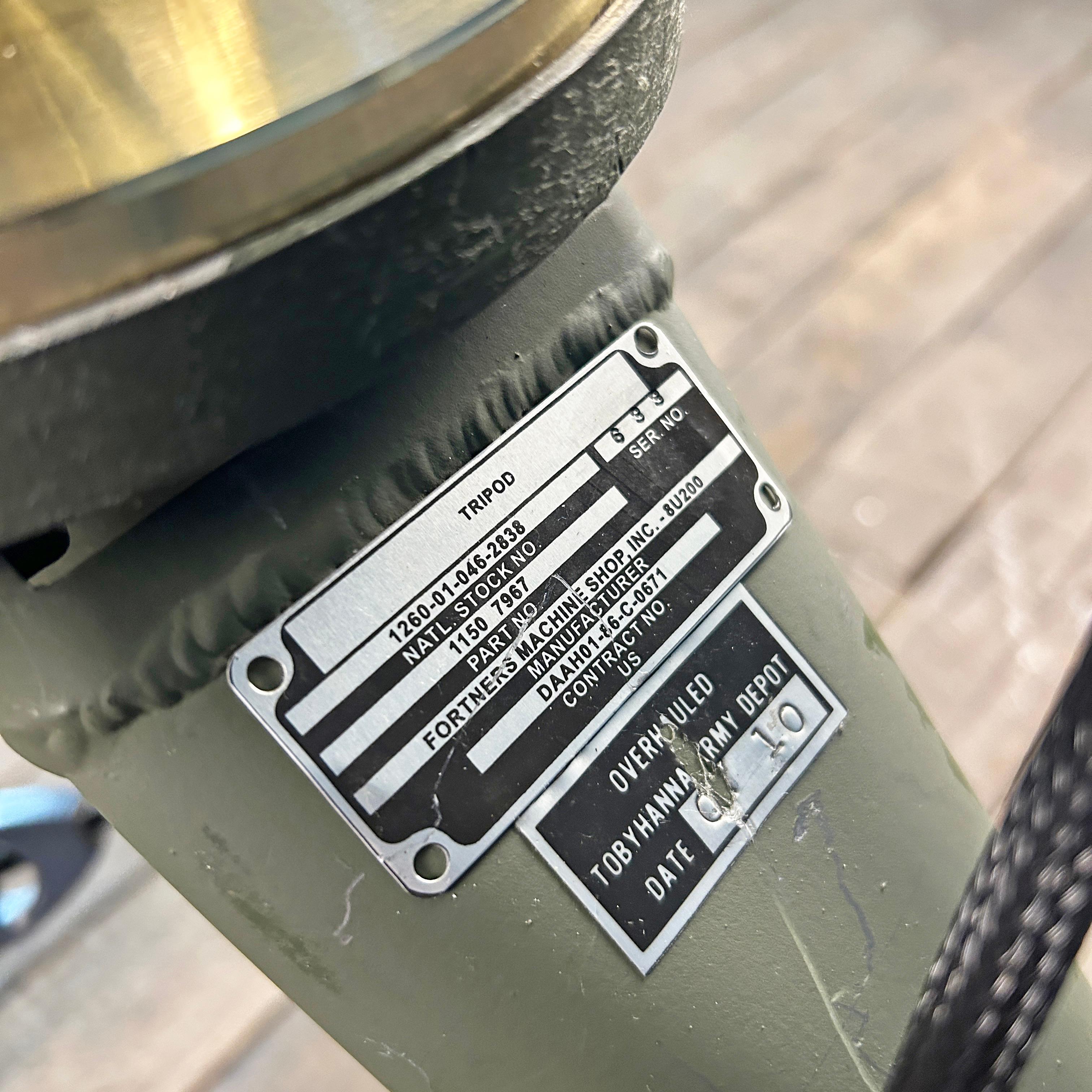 Proyector de latón e inoxidable de finales de siglo - Trípode del ejército de EE.UU. e interruptor de los marines en venta 4