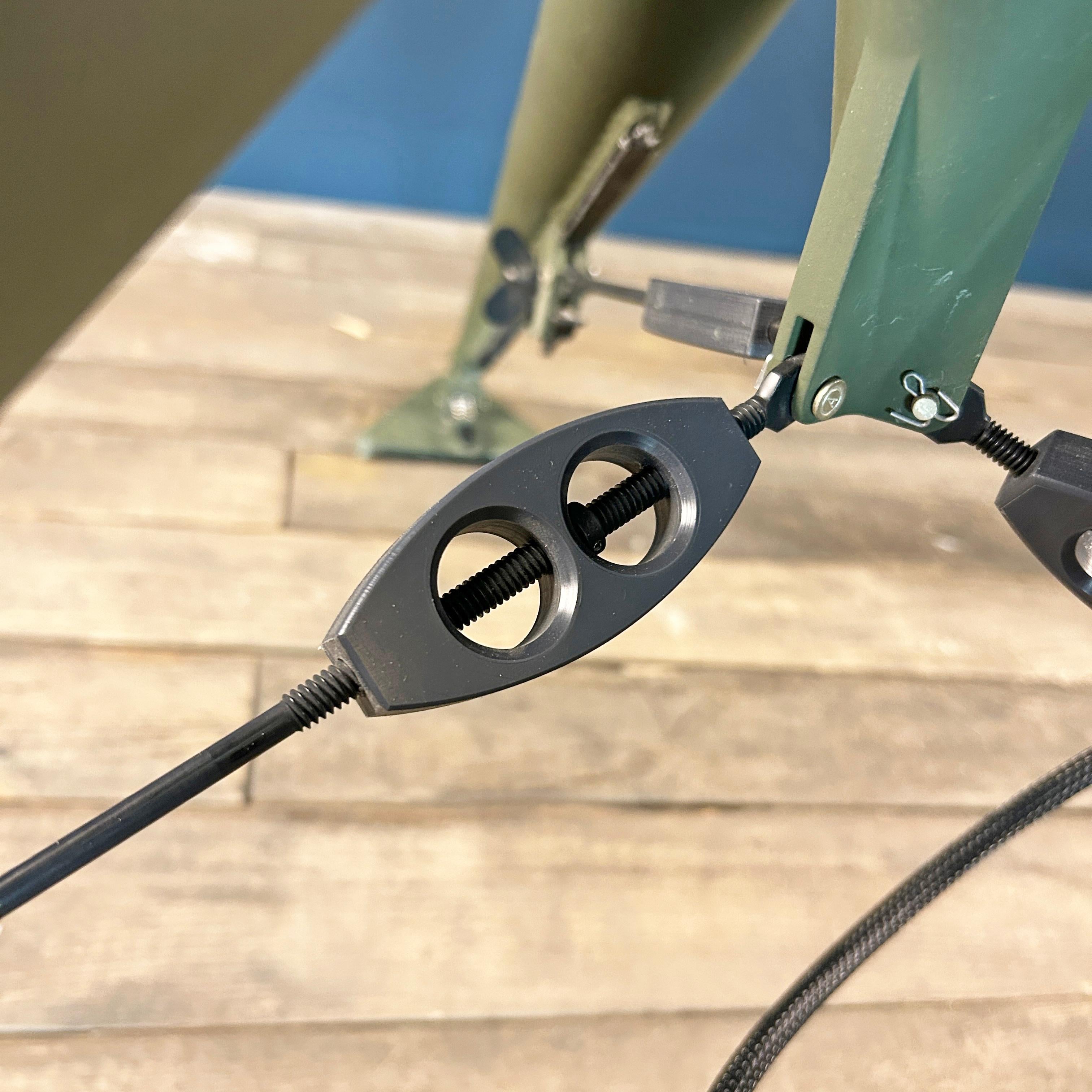 Proyector de latón e inoxidable de finales de siglo - Trípode del ejército de EE.UU. e interruptor de los marines en venta 5