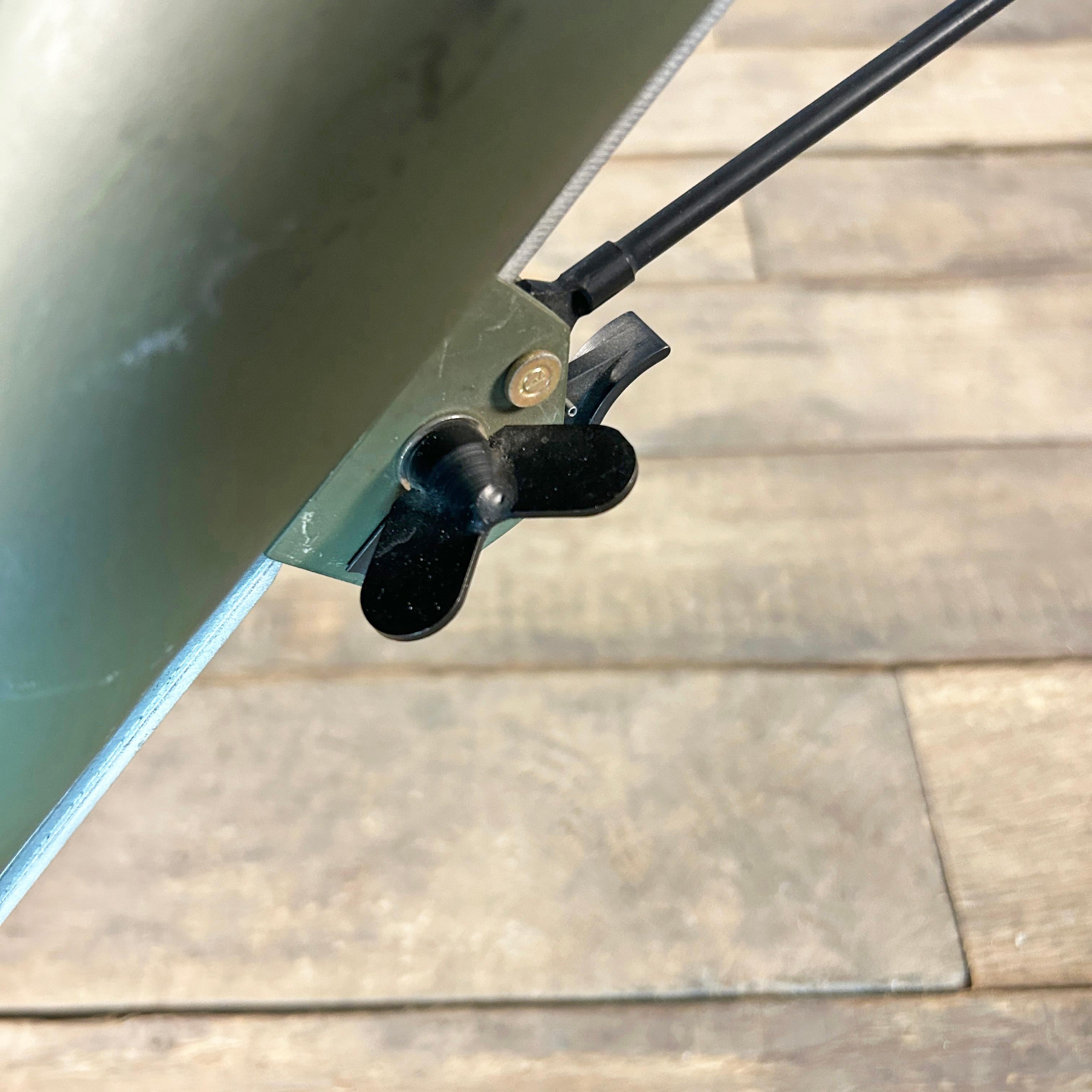 Proyector de latón e inoxidable de finales de siglo - Trípode del ejército de EE.UU. e interruptor de los marines en venta 6