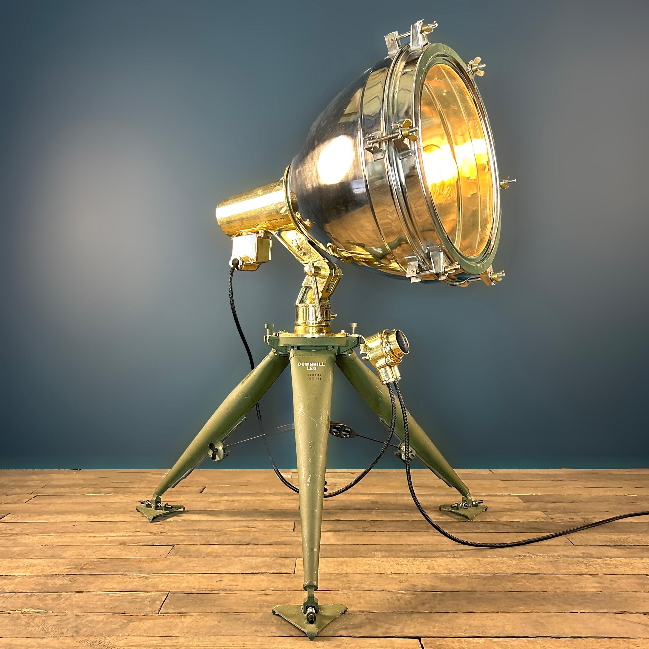 Diseñada para causar impacto, esta lámpara de pie steampunk es una fusión de diseño industrial robusto y artesanía de precisión. Su núcleo es un antiguo reflector Fox japonés de acero inoxidable y latón, montado sobre un robusto trípode de aluminio.
