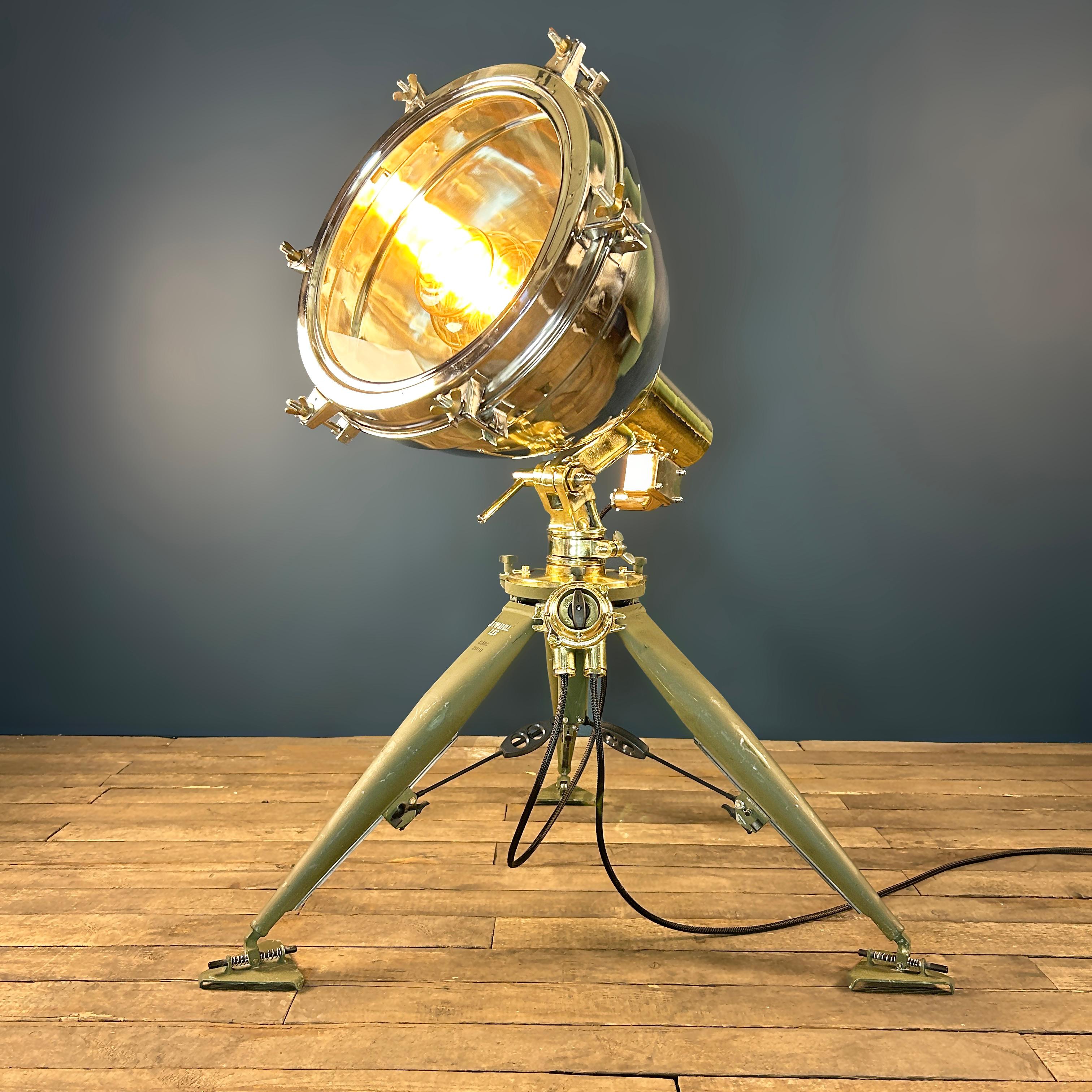 Proyector de latón e inoxidable de finales de siglo - Trípode del ejército de EE.UU. e interruptor de los marines en Bueno estado para la venta en Leicester, Leicestershire