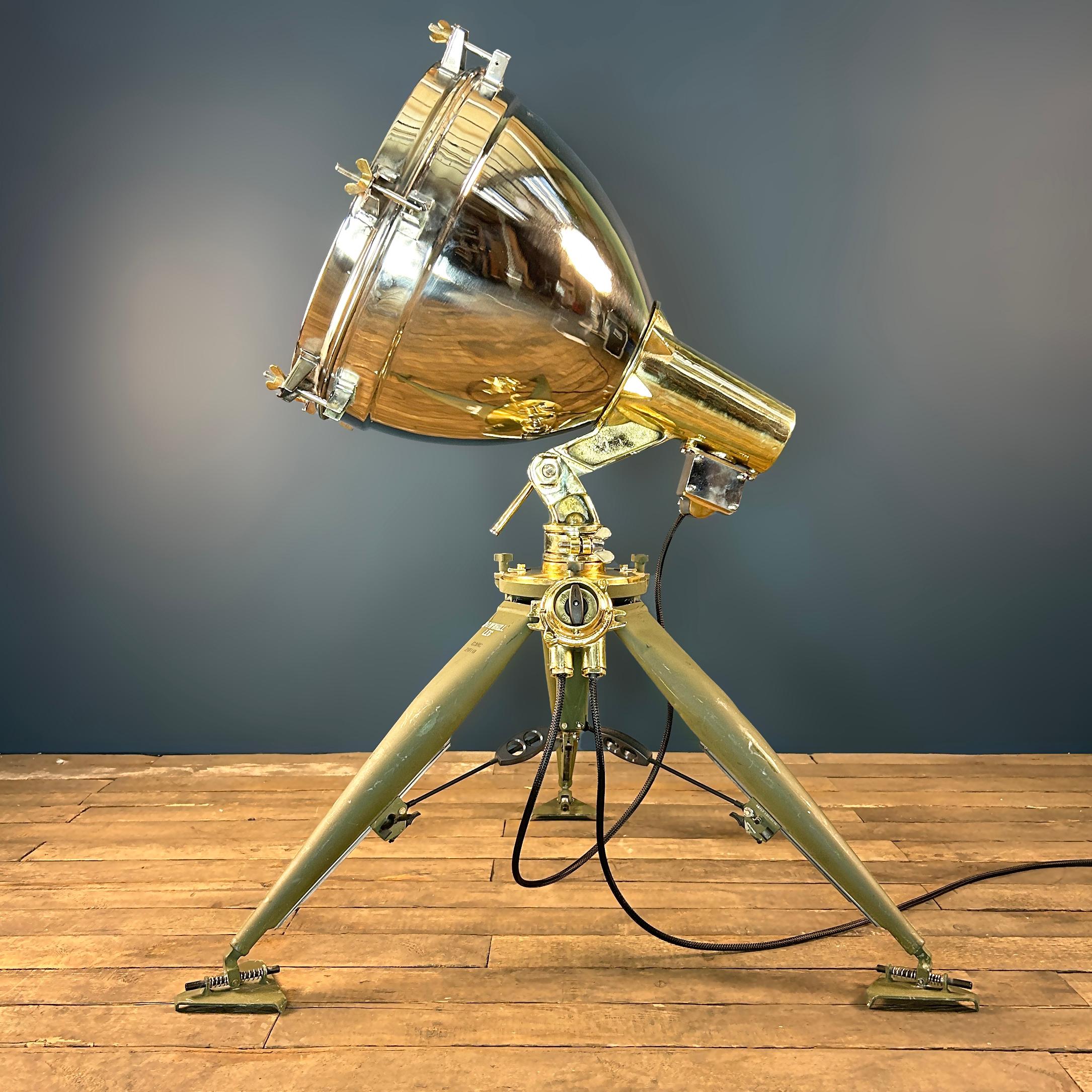 Proyector de latón e inoxidable de finales de siglo - Trípode del ejército de EE.UU. e interruptor de los marines finales del siglo XX en venta