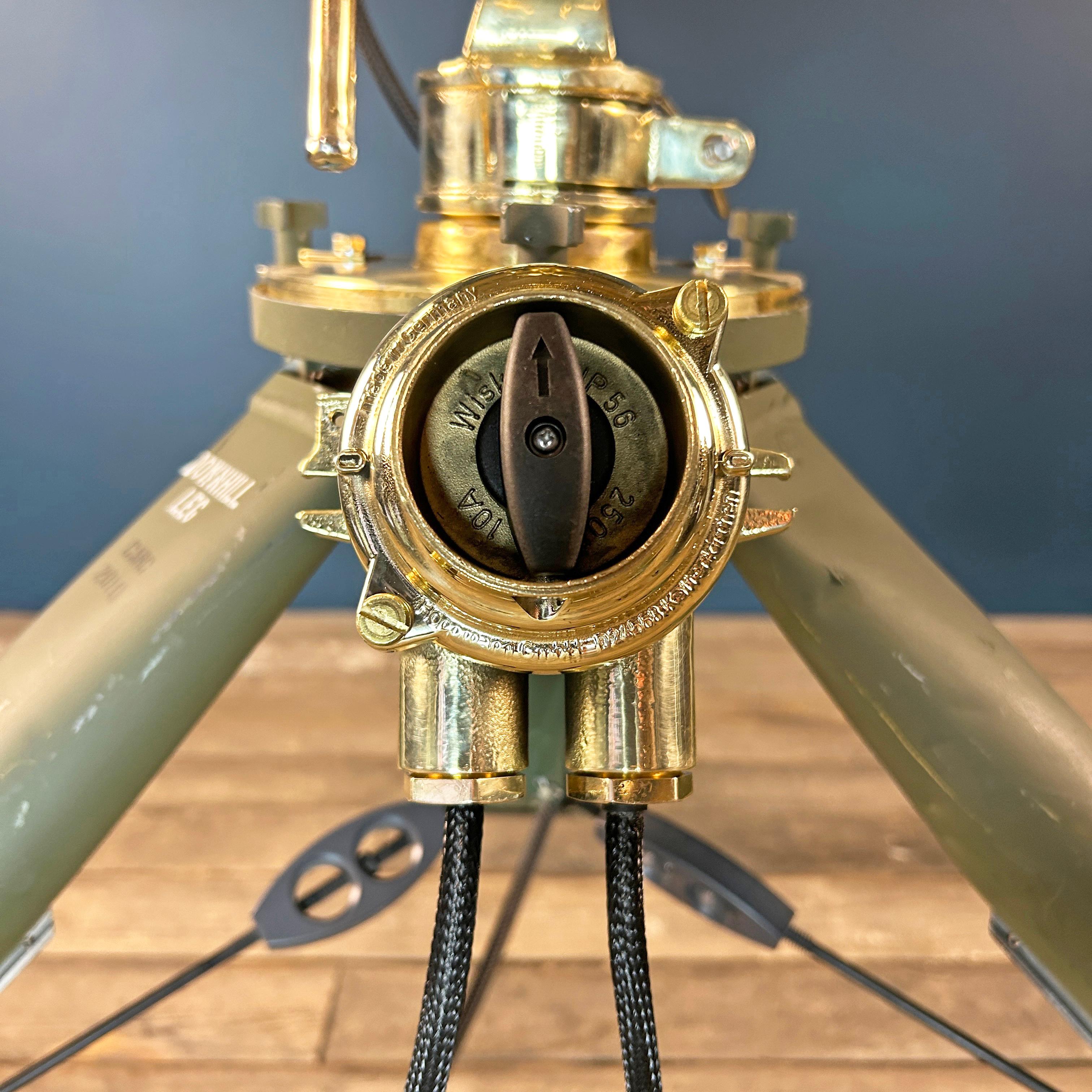 Proyector de latón e inoxidable de finales de siglo - Trípode del ejército de EE.UU. e interruptor de los marines Aluminio en venta