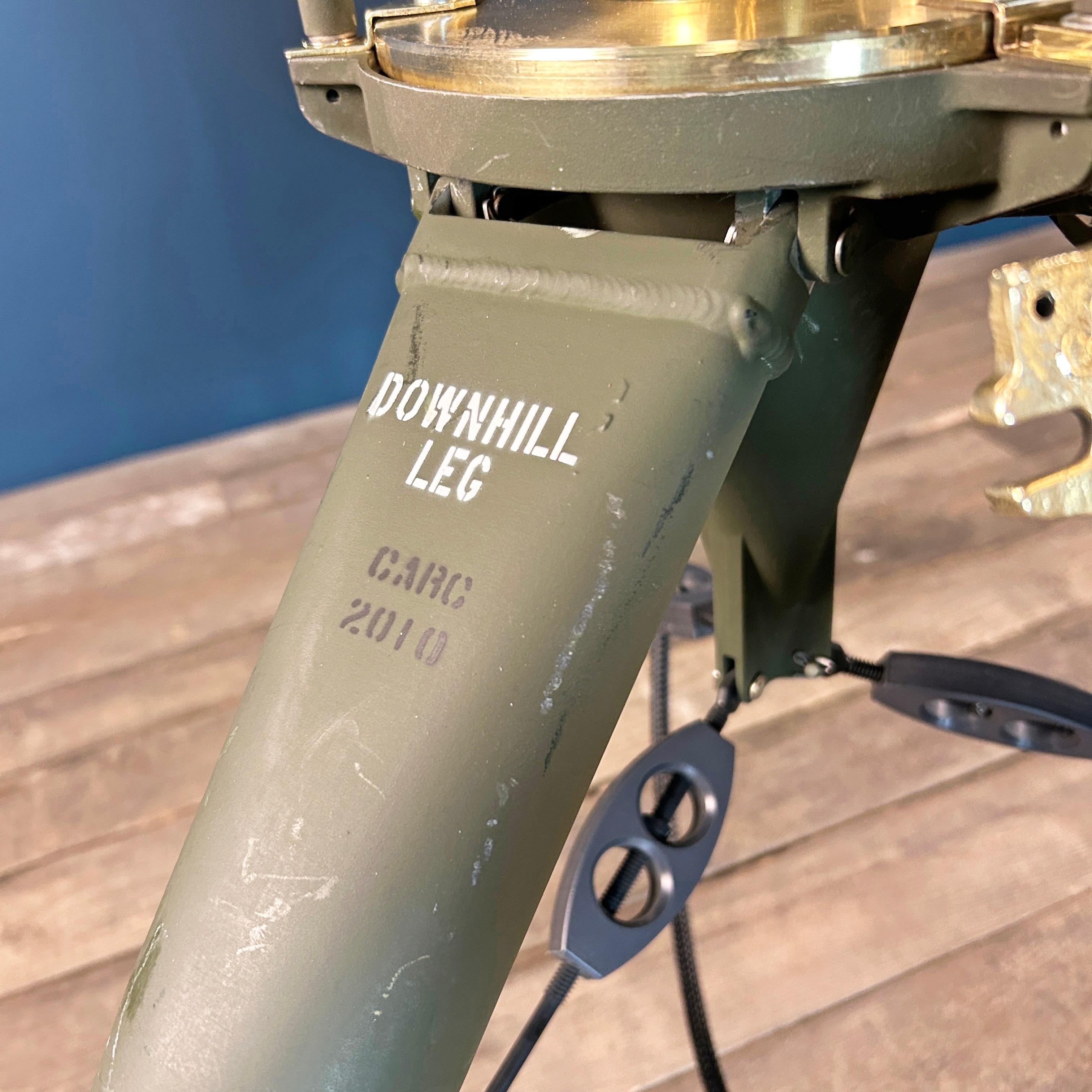 Proyector de latón e inoxidable de finales de siglo - Trípode del ejército de EE.UU. e interruptor de los marines en venta 1