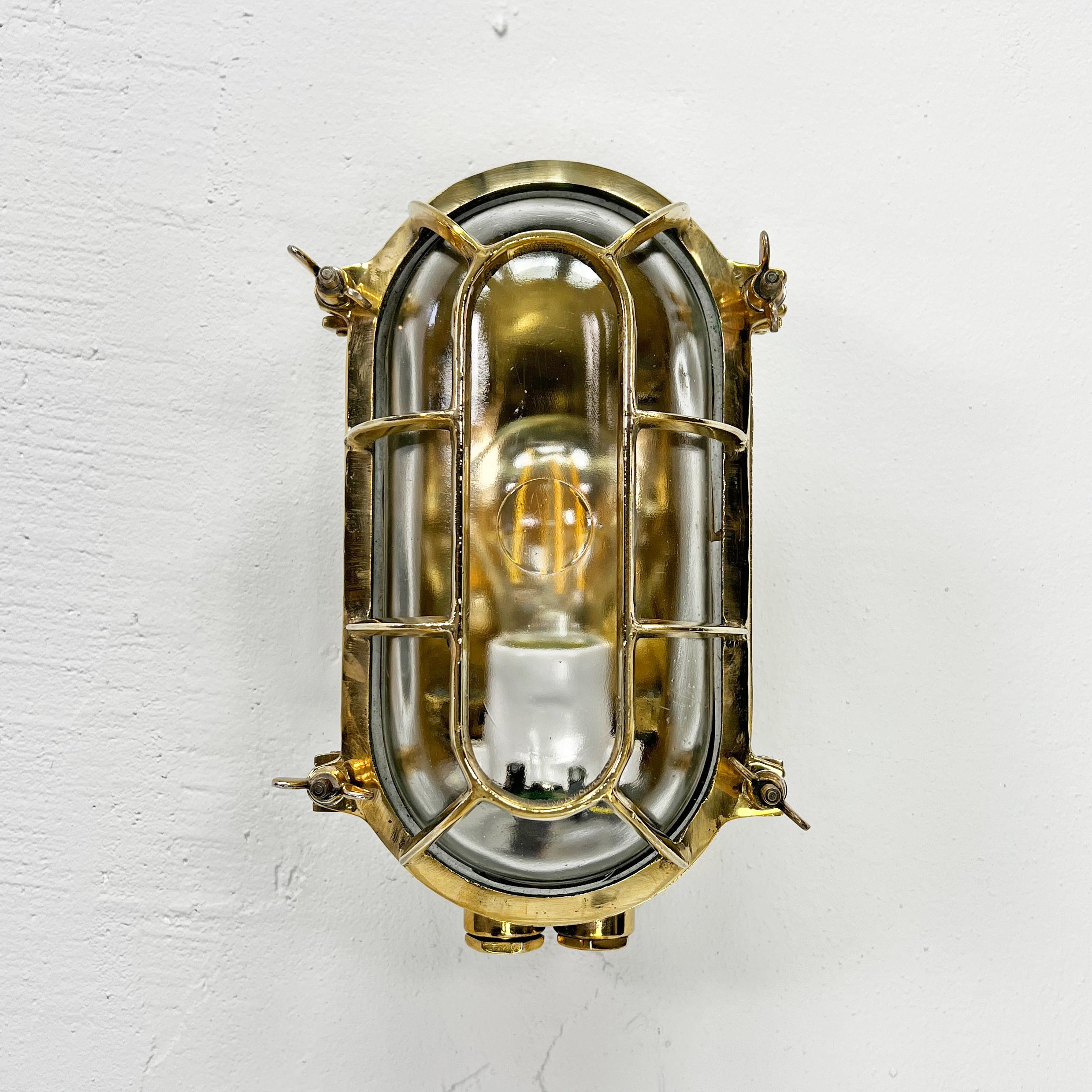 Ovaler Wandleuchter aus deutschem Messing des späten Jahrhunderts mit ovalem Käfig und Glasschirm  im Angebot 3
