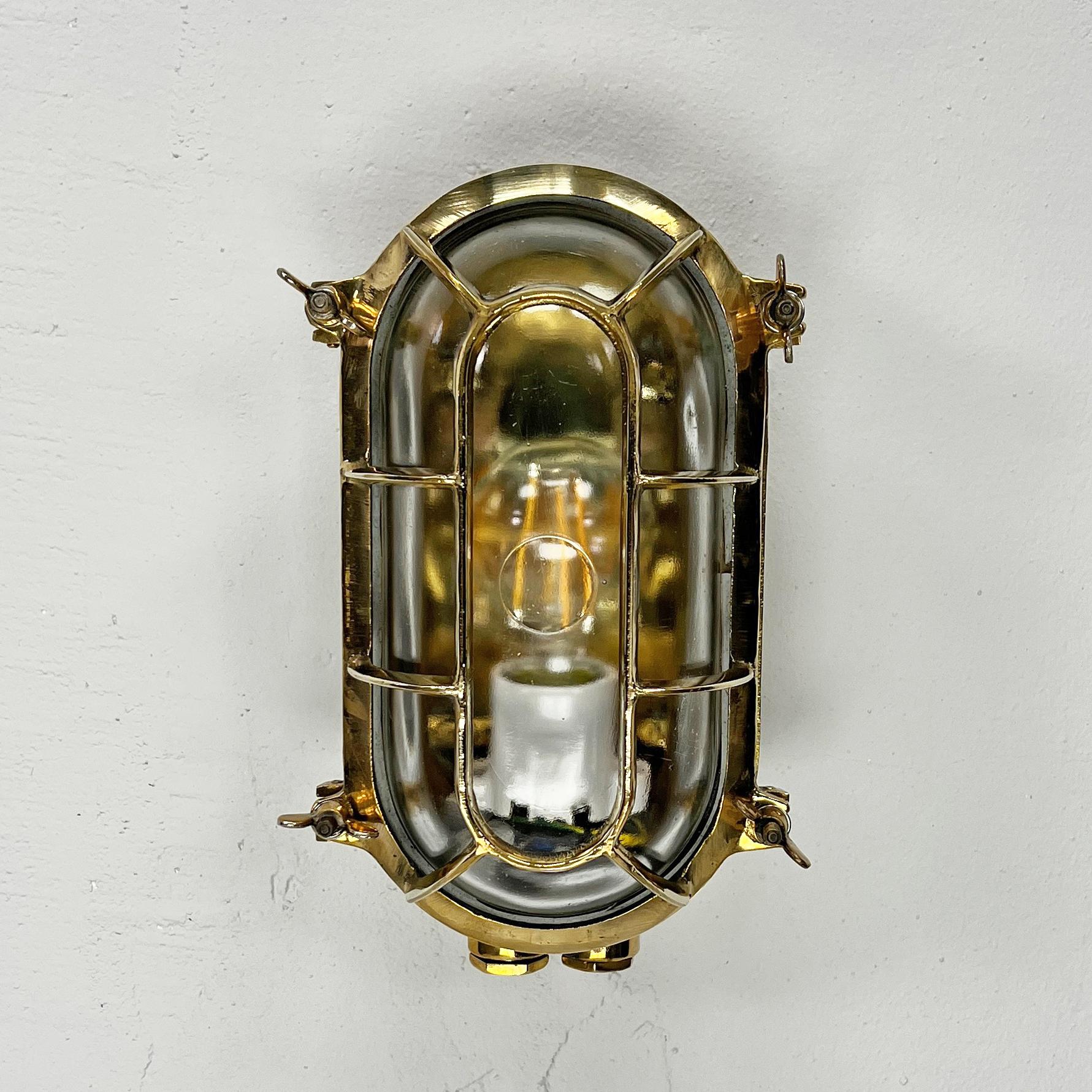 Ovaler Wandleuchter aus deutschem Messing des späten Jahrhunderts mit ovalem Käfig und Glasschirm  (Industriell) im Angebot