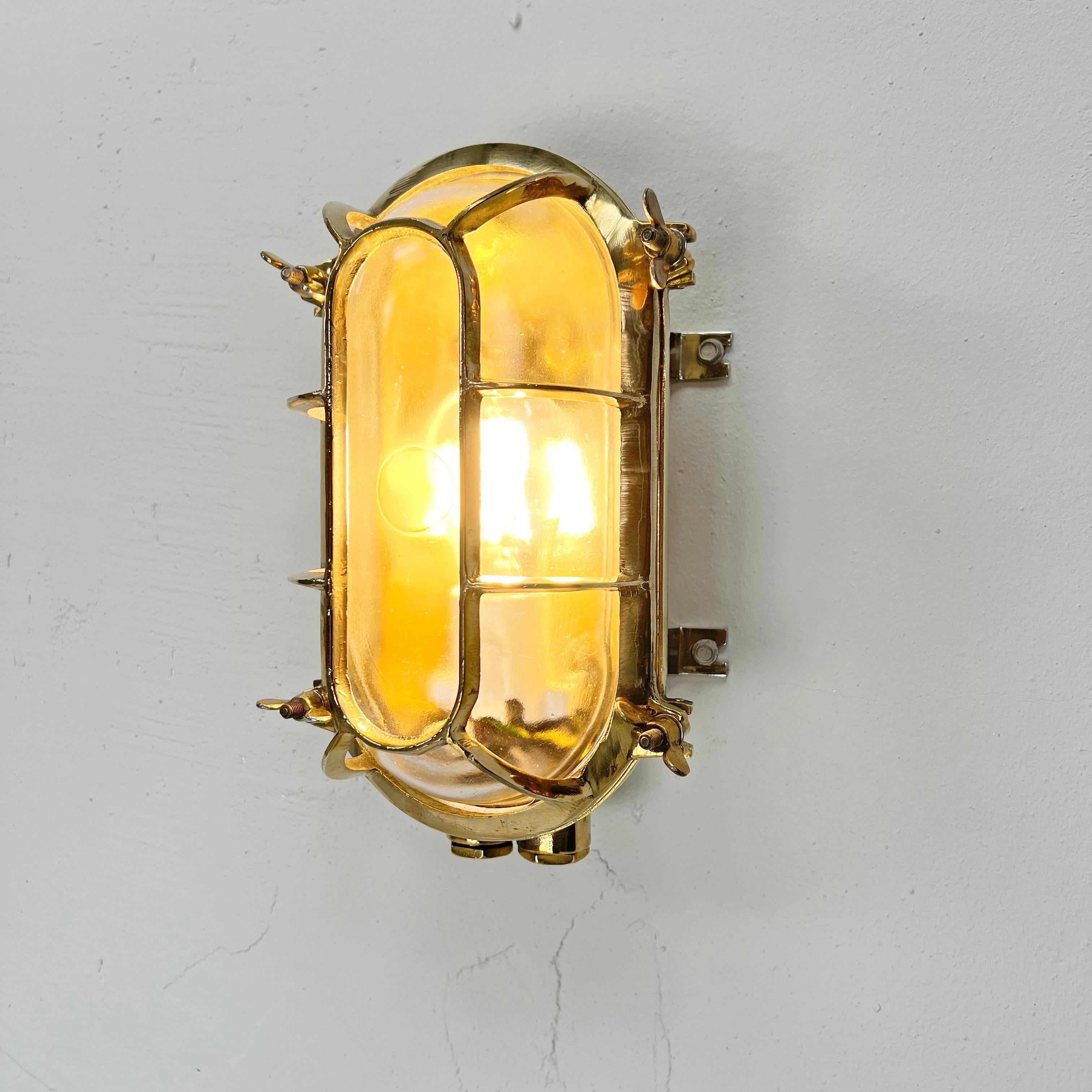 Ovaler Wandleuchter aus deutschem Messing des späten Jahrhunderts mit ovalem Käfig und Glasschirm  (Gegossen) im Angebot