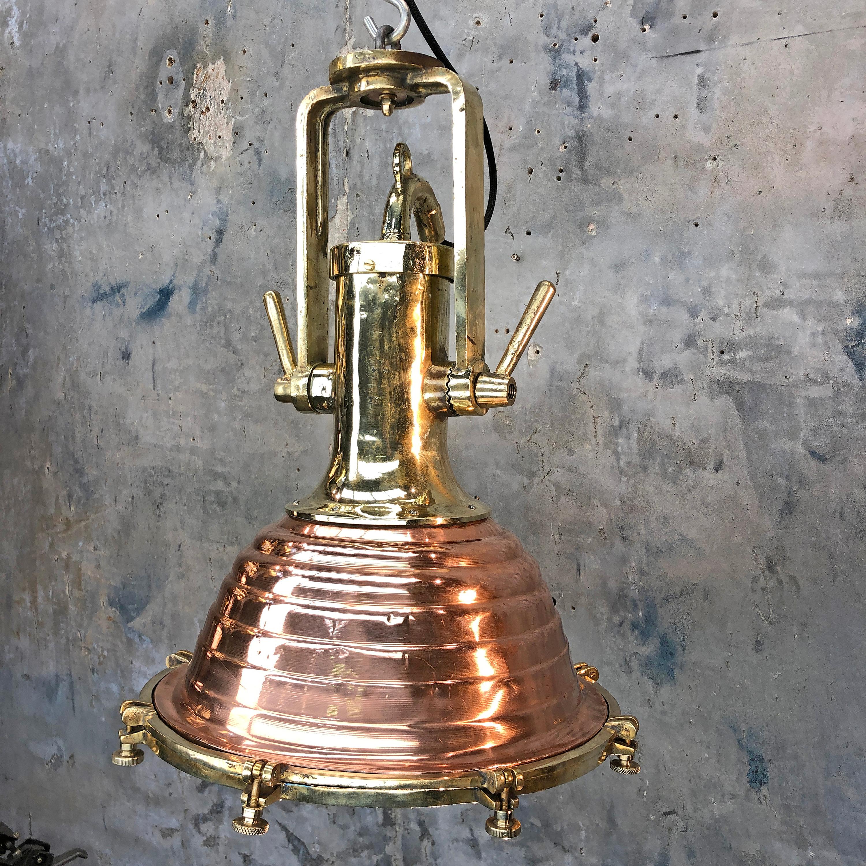 Industriel Grande lampe à suspension de cargaison allemande en cuivre et laiton moulé de la fin du siècle dernier en vente