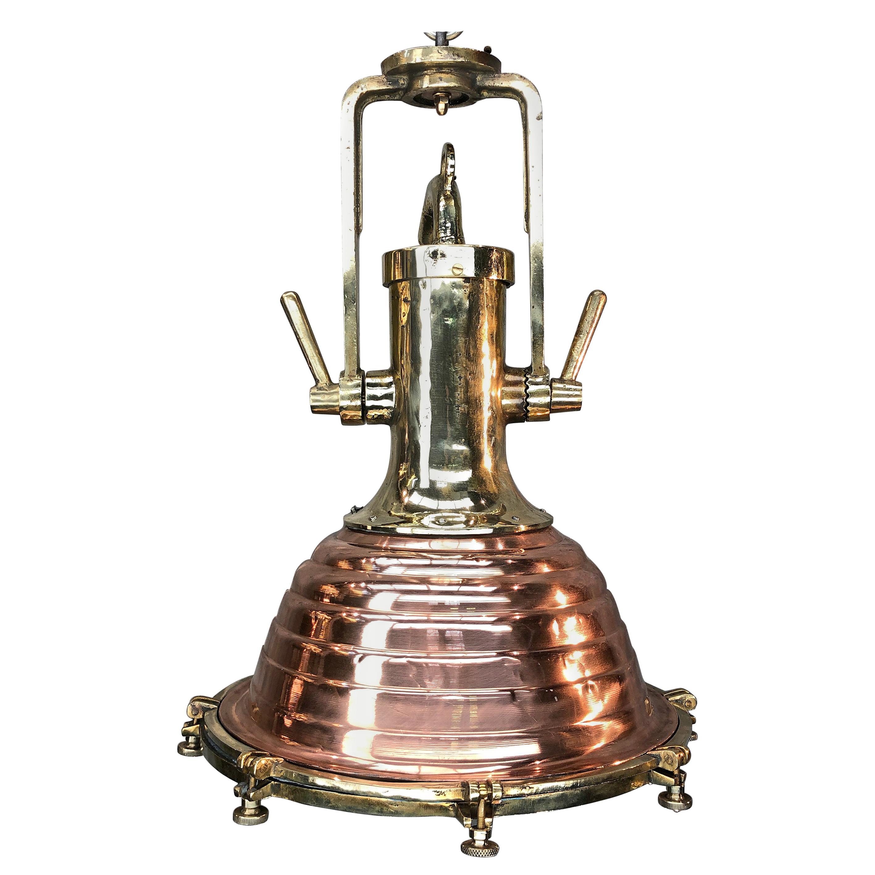 Grande lampe à suspension de cargaison allemande en cuivre et laiton moulé de la fin du siècle dernier