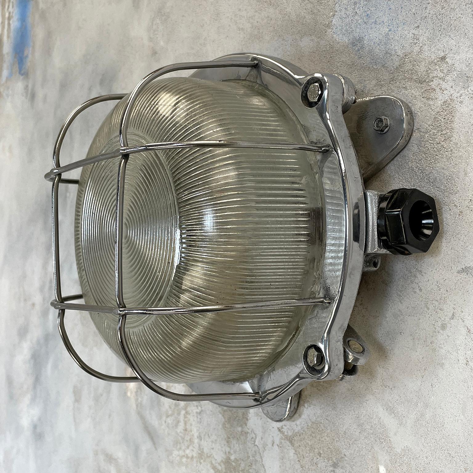 Industriel Lampe à tête d'ampoule circulaire industrielle de la fin du siècle en aluminium coulé avec abat-jour en verre cannelé en vente
