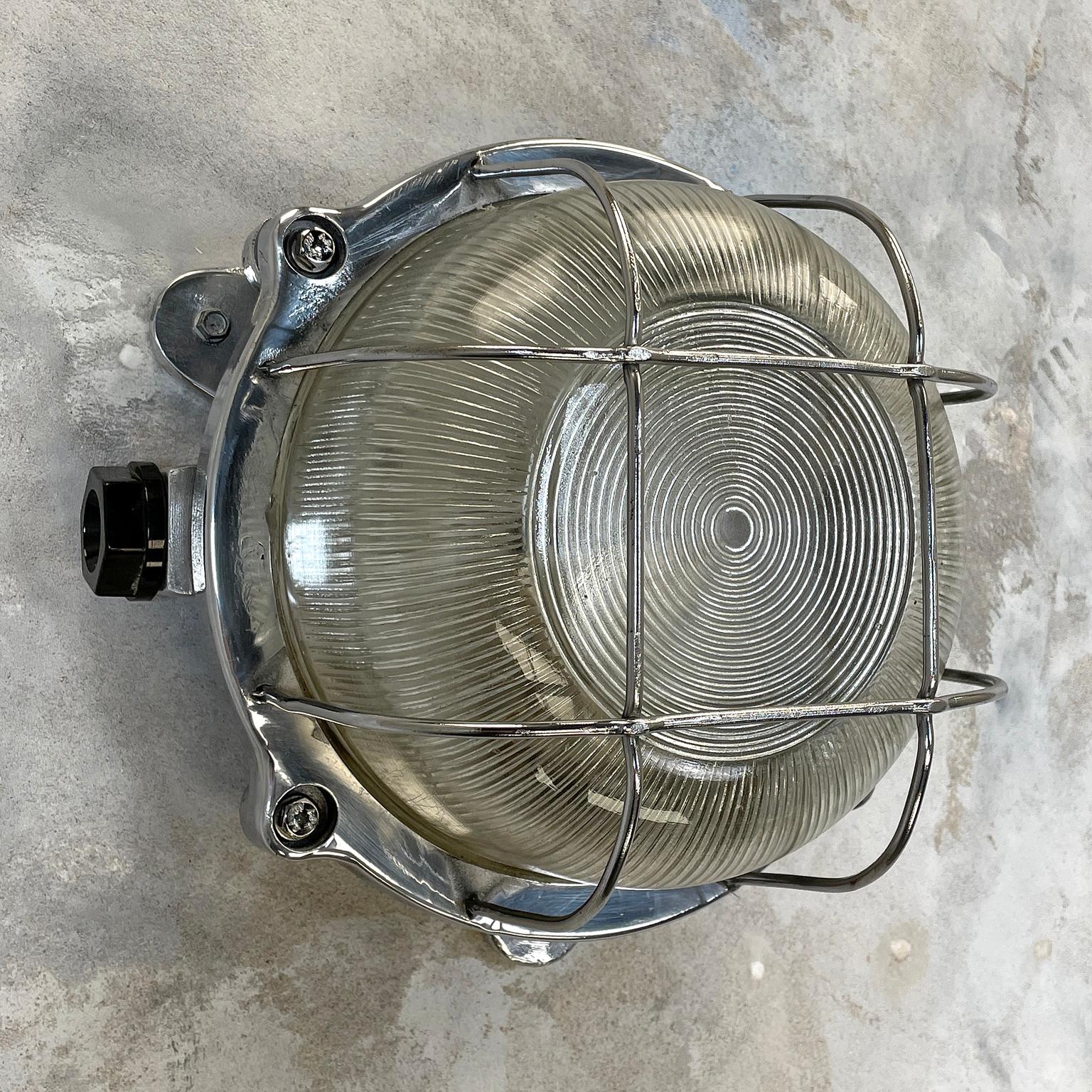 Allemand Lampe à tête d'ampoule circulaire industrielle de la fin du siècle en aluminium coulé avec abat-jour en verre cannelé en vente