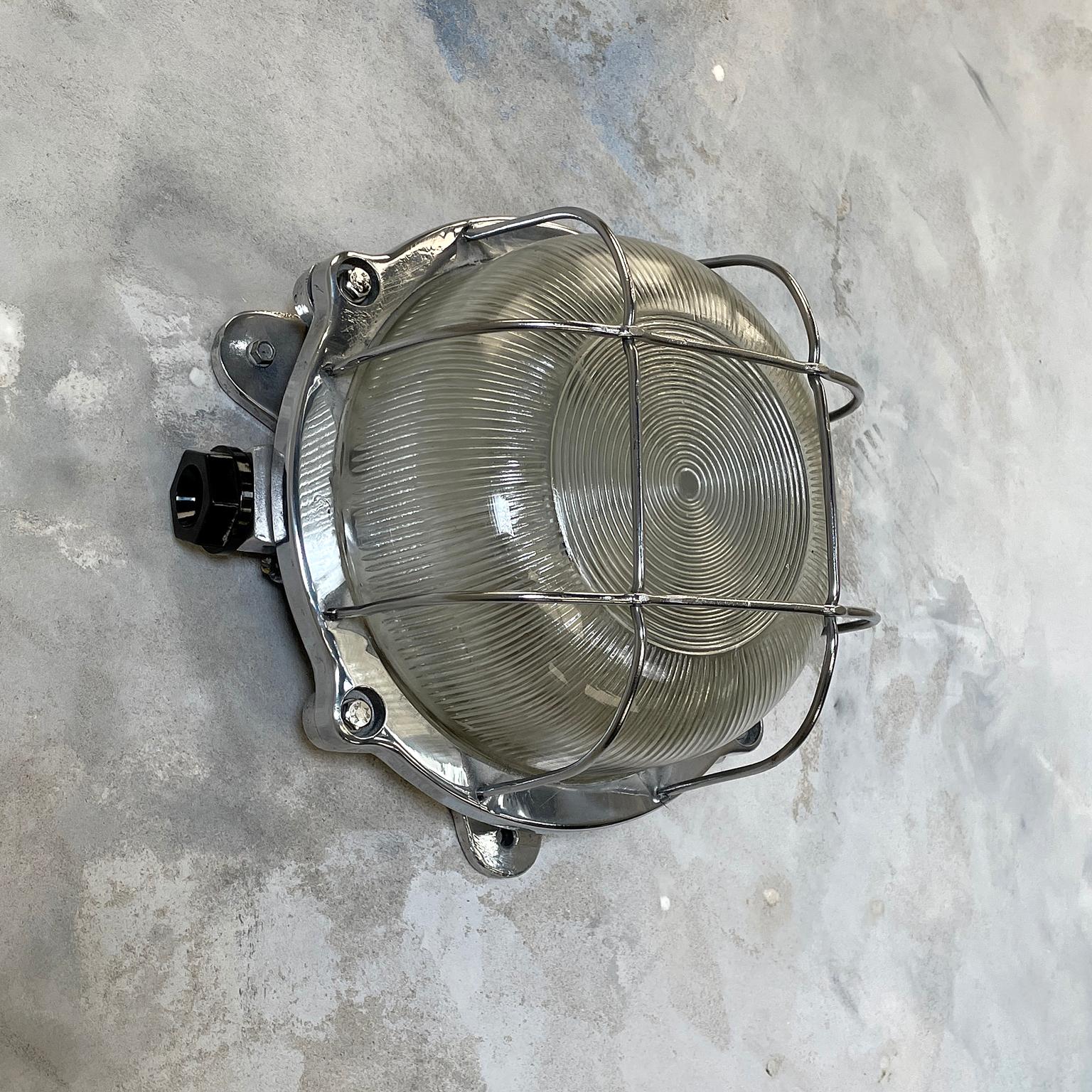 Ferronnerie Lampe à tête d'ampoule circulaire industrielle de la fin du siècle en aluminium coulé avec abat-jour en verre cannelé en vente