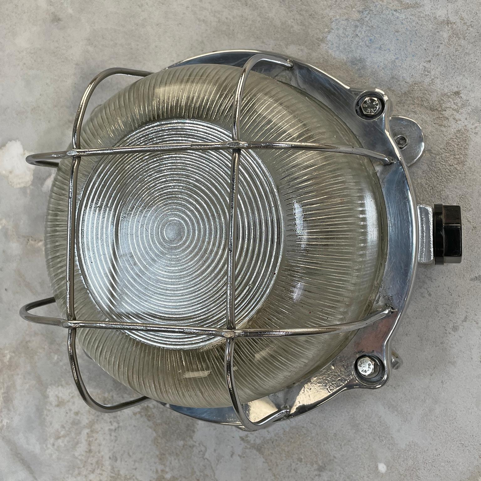 Lampe à tête d'ampoule circulaire industrielle de la fin du siècle en aluminium coulé avec abat-jour en verre cannelé en vente 1