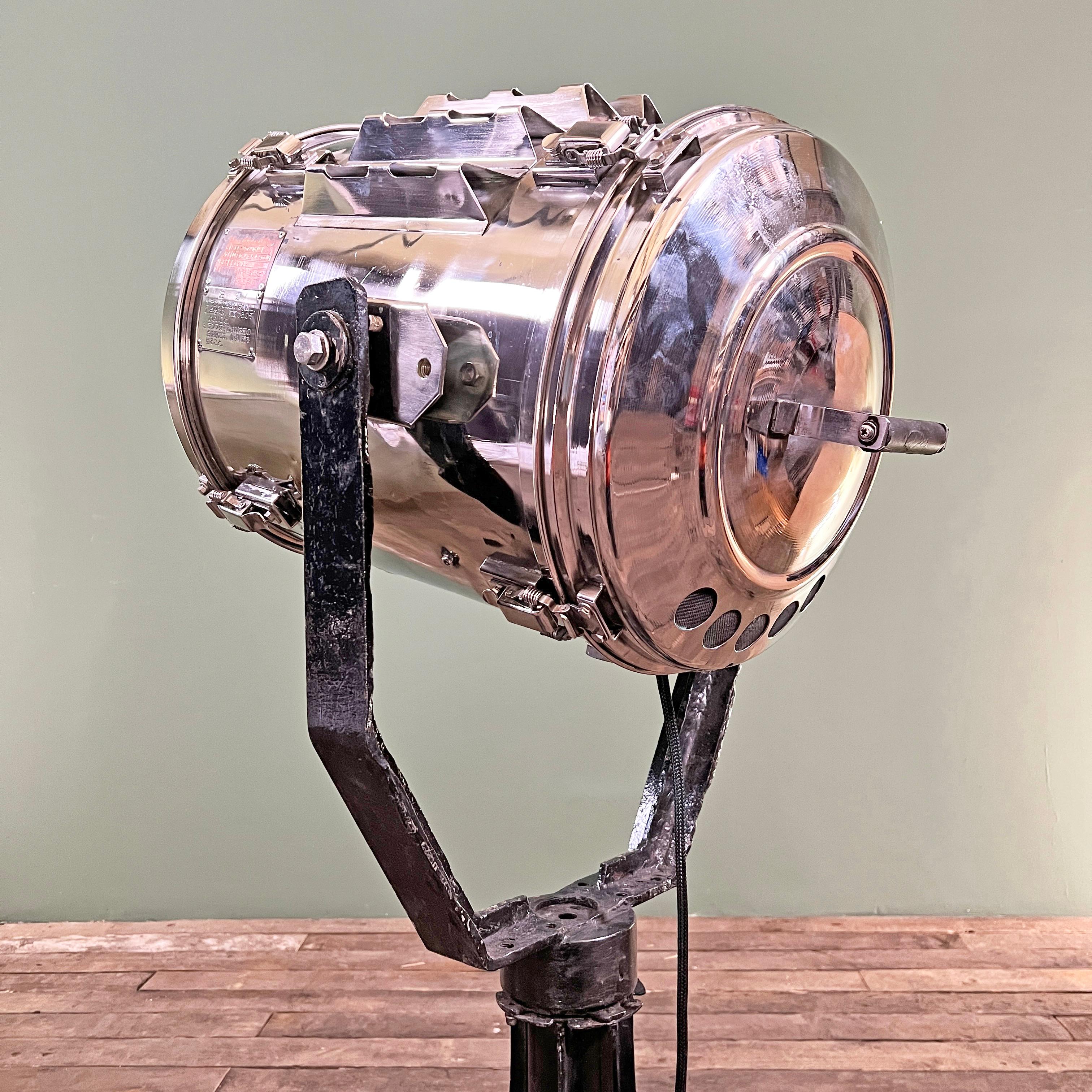 Lampadaire japonais de la fin du siècle en acier inoxydable avec lumière de recherche en vente 5