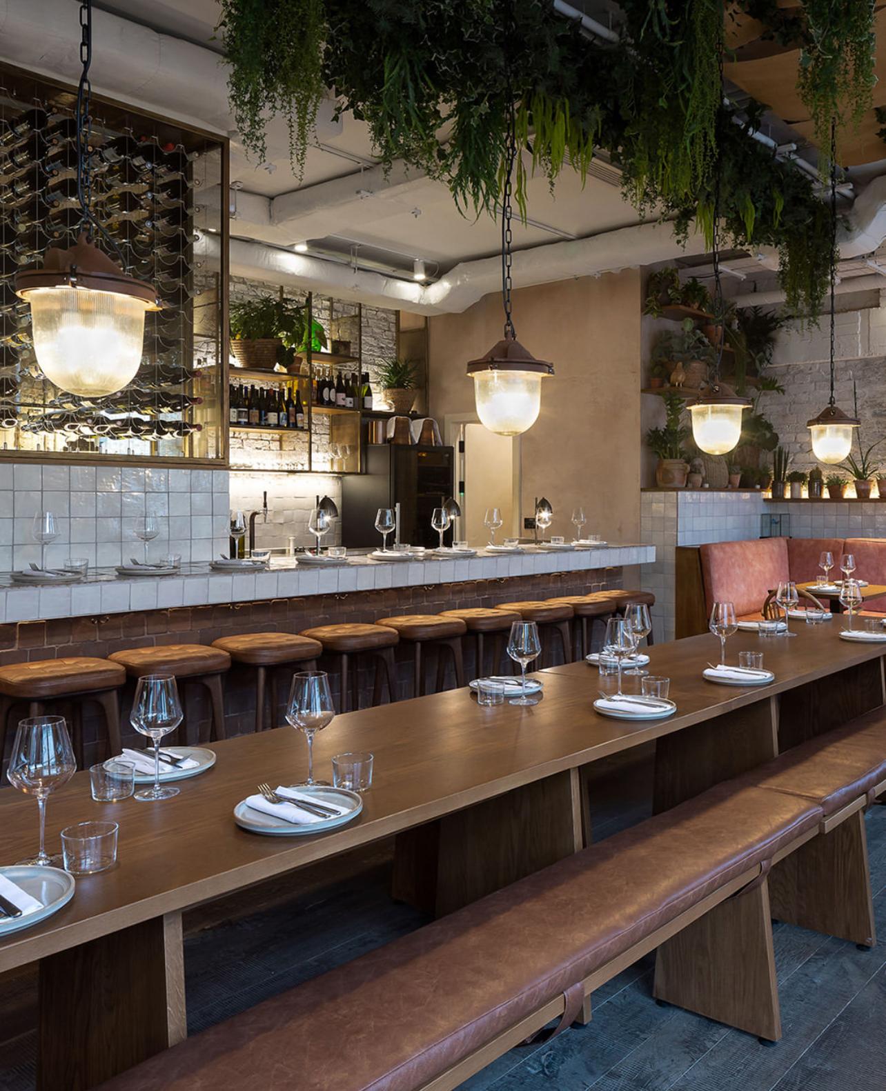 Una robusta lampada a sospensione industriale vintage che presenta l'originale lente in vetro prismatico rigato all'interno di un involucro in alluminio fuso che protegge il portalampada prodotto da Polam. 

Il vetro è stampato con prismi