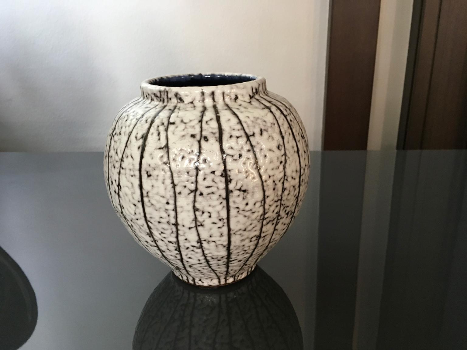 Postmoderne Vase aus weiß glasierter Keramik mit skandinavischem Design (Glasiert) im Angebot