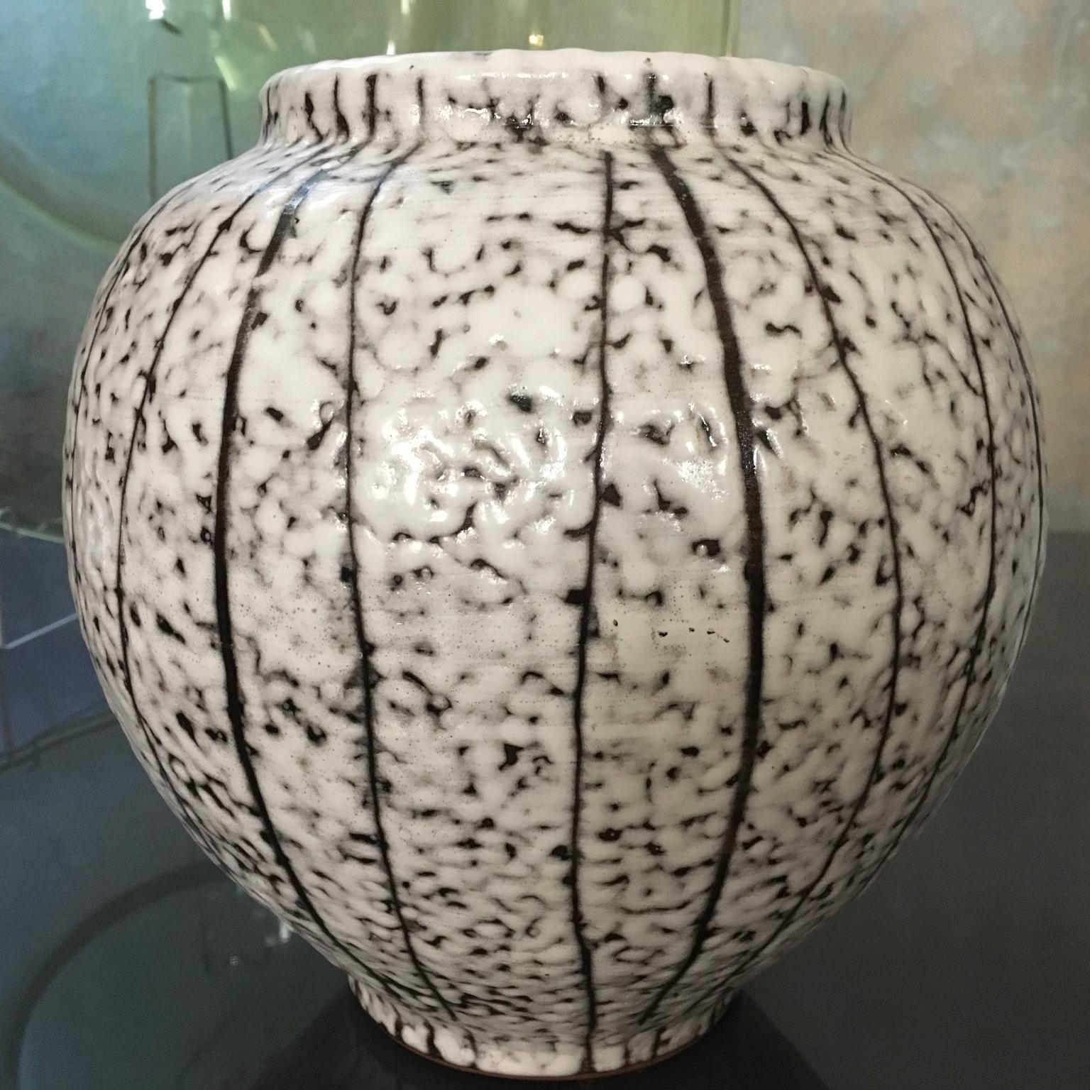 Postmoderne Vase aus weiß glasierter Keramik mit skandinavischem Design im Zustand „Gut“ im Angebot in Brescia, IT