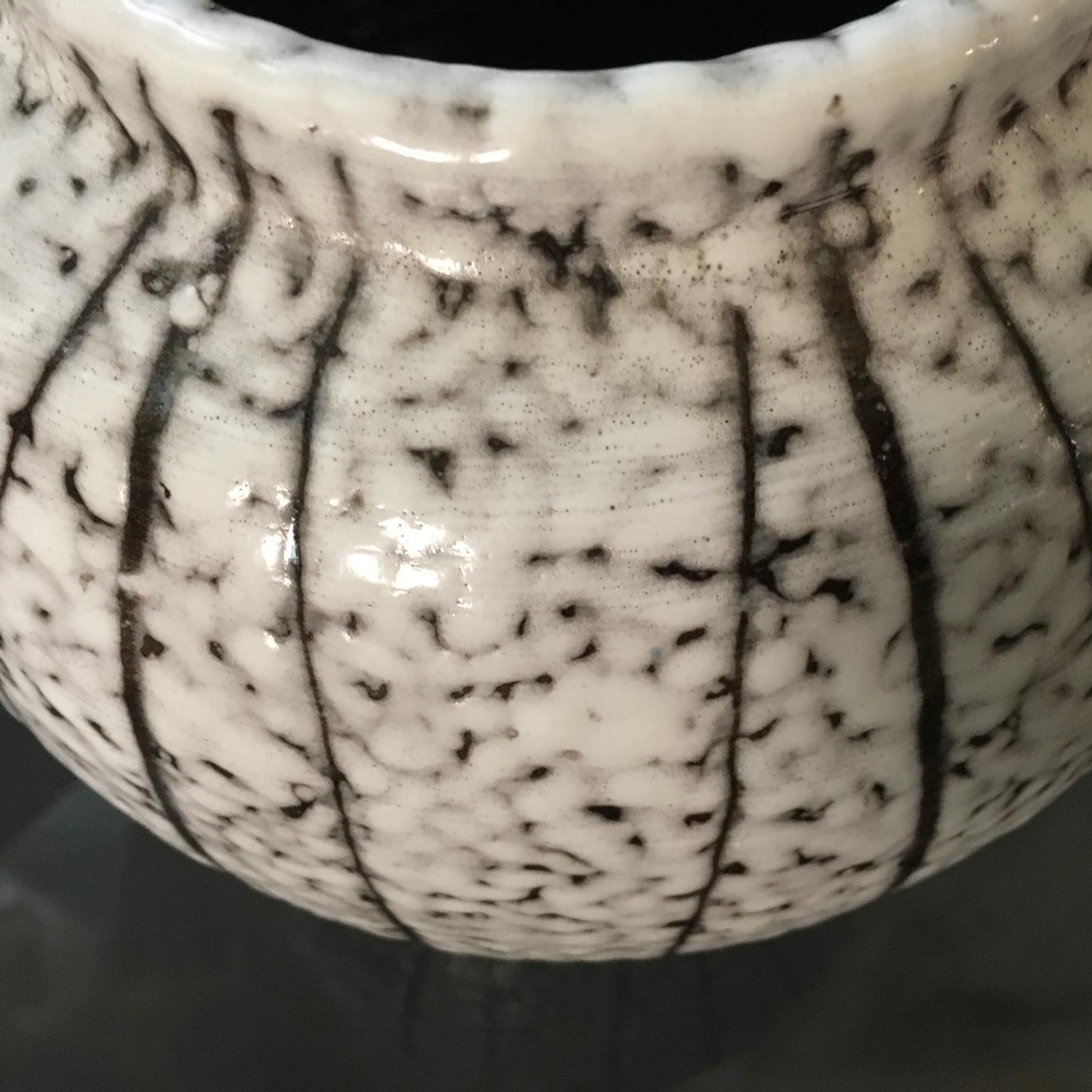 Postmoderne Vase aus weiß glasierter Keramik mit skandinavischem Design im Angebot 1