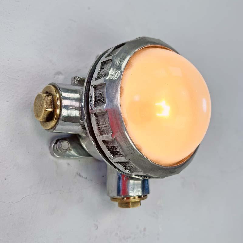 Ein kleiner industrieller Vintage-Strahler mit einer Kuppel aus Milchglas, der als Wand- oder Deckenbeleuchtung verwendet werden kann. Verwendung mit Rohrleitungen, wenn oberflächenmontierte elektrische Kabel erforderlich sind. Dies ist eine