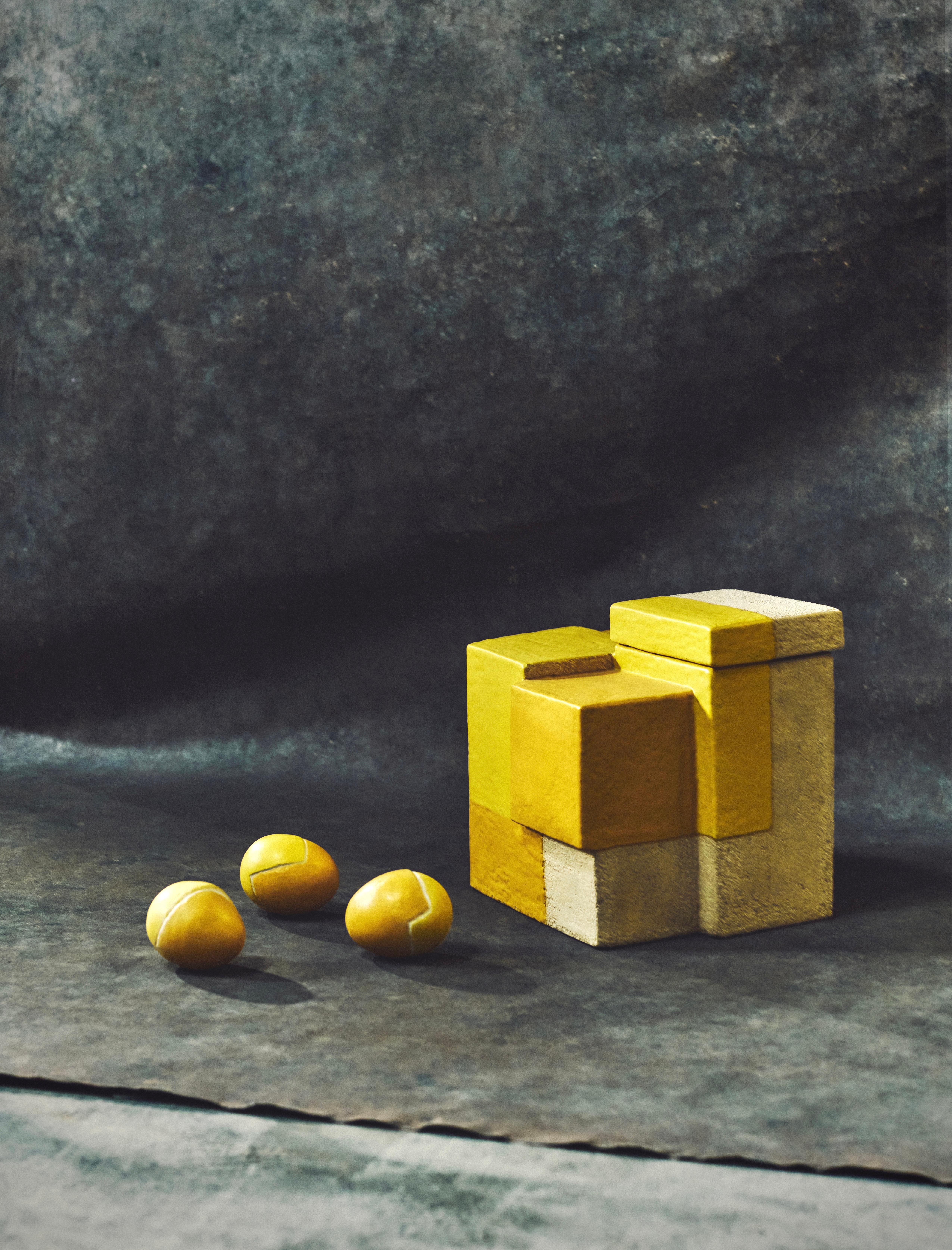 Boite Jaune  por Andrée & Michel Hirlet
Material: Gres esmaltado
Dimensiones: H 42 x 46 x 35 cm
Año: 2020
Tipo: único

La exploración de las formas y los volúmenes definió constantemente el recorrido artístico de Andrée y Michel Hirlet. Enriquecida