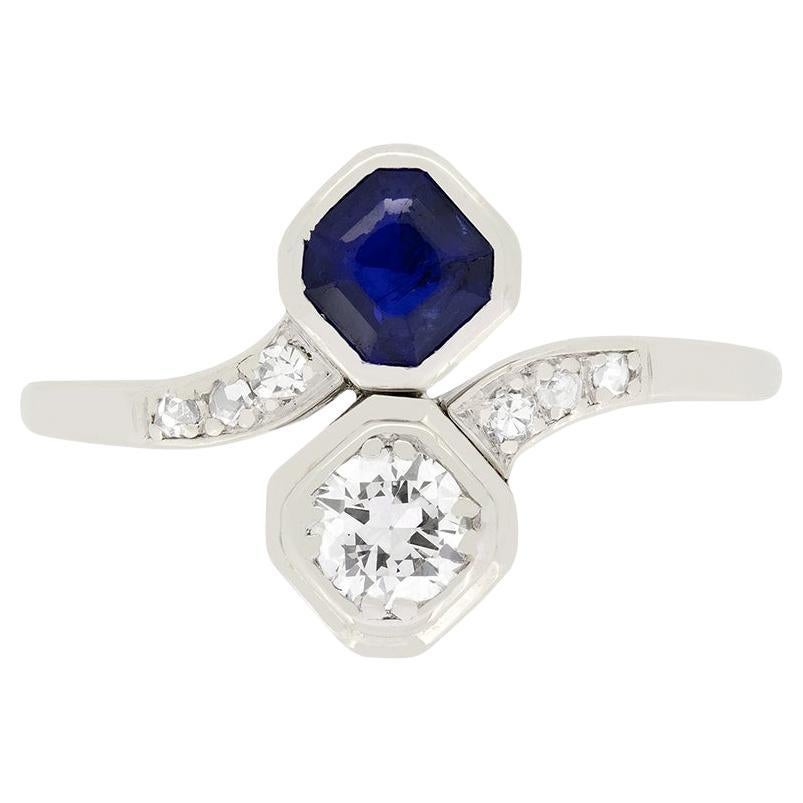 Late Deco 0.30ct Diamond and Sapphire Twist Ring, c.1920s For Sale