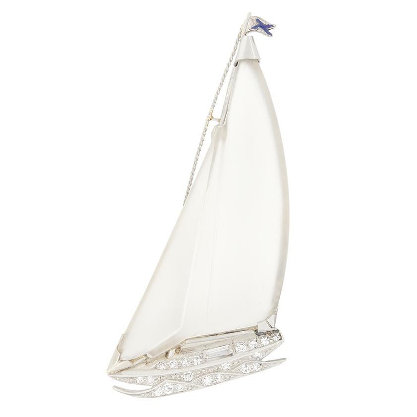 Art déco Broche bateau en cristal et diamants 0,37ct, fin de la décennie, c.1920s en vente