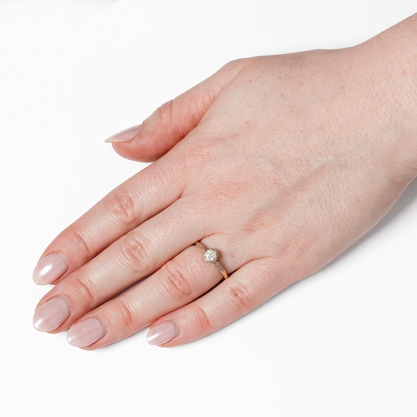 Anello solitario con diamante da 0,40 carati in stile tardo-decò, anni '40 circa In condizioni buone in vendita a London, GB