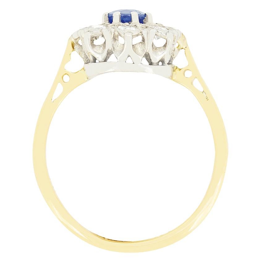 Dieser schöne Ring aus den 1940er Jahren ist mit einem blauen Saphir von 0,40 Karat besetzt. Der Saphir im Altschliff ist in Platin gefasst und von einem Cluster aus runden Brillanten umgeben. Die Diamanten haben ein Gesamtgewicht von 0,40 Karat,