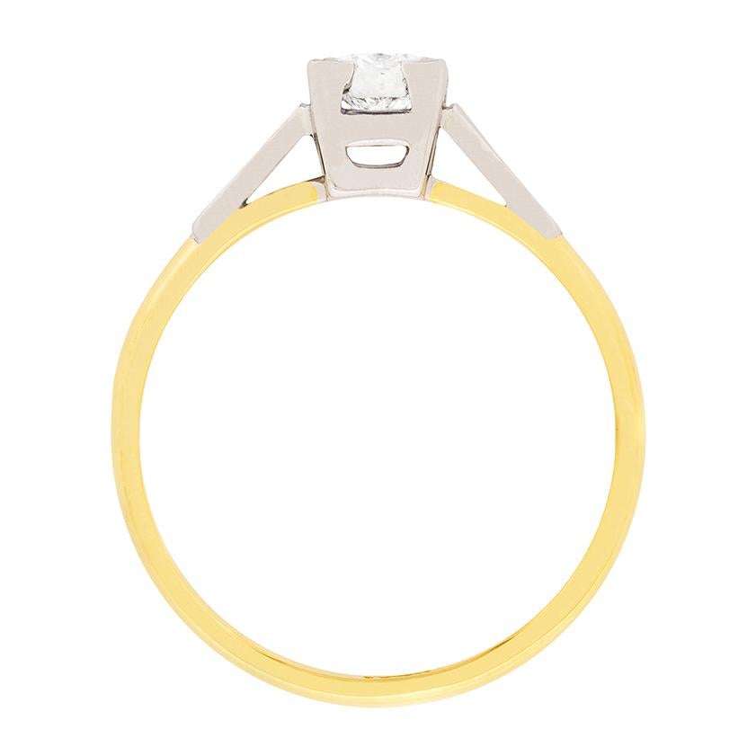 Dieser klassische und zeitlose Ring stammt aus den 1940er Jahren. Die quadratische Fassung fasst einen runden Brillanten von 0,45 Karat. Er wurde als E in der Farbe und SI1 in der Reinheit geschätzt. Die Fassung wurde aus Platin gefertigt, um die