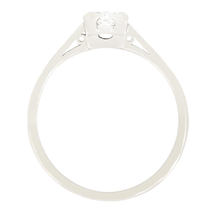 Realizzato nell'ultimo periodo del Deco, questo meraviglioso solitario ha come cuore un singolo diamante di taglio transitorio da 0,50 carati. Incastonato ad angolo per creare il classico look angolare Art Deco, il diamante è di alta qualità con