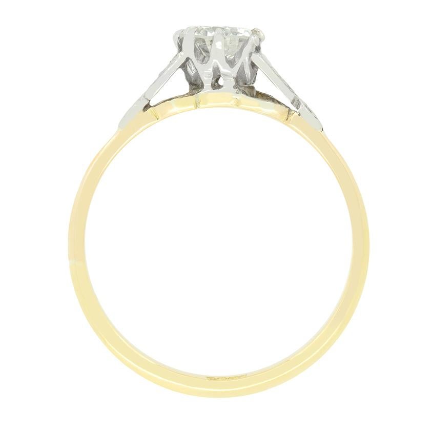 Este maravilloso anillo solitario de finales de la década se centra en un brillante diamante de 0,50 quilates. El diamante de talla de transición tiene un color G y una pureza SI1, y está engastado en garras de platino. Elegantes motivos tallados