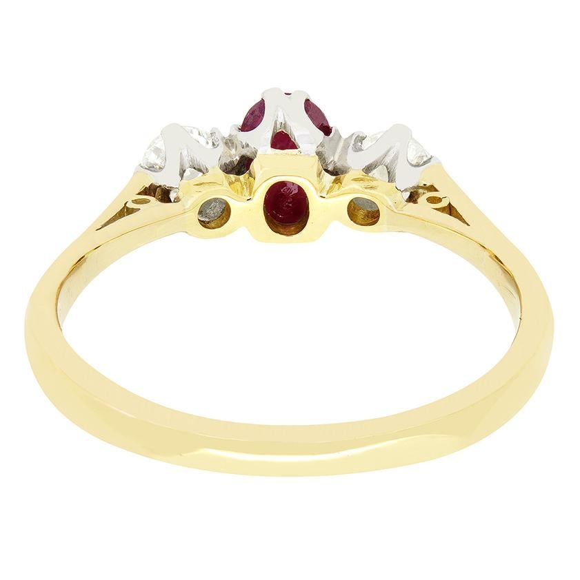 Taglio ovale Anello a trilogia di rubini e diamanti in stile tardo-decò da 0,50 carati, 1930 ca. in vendita