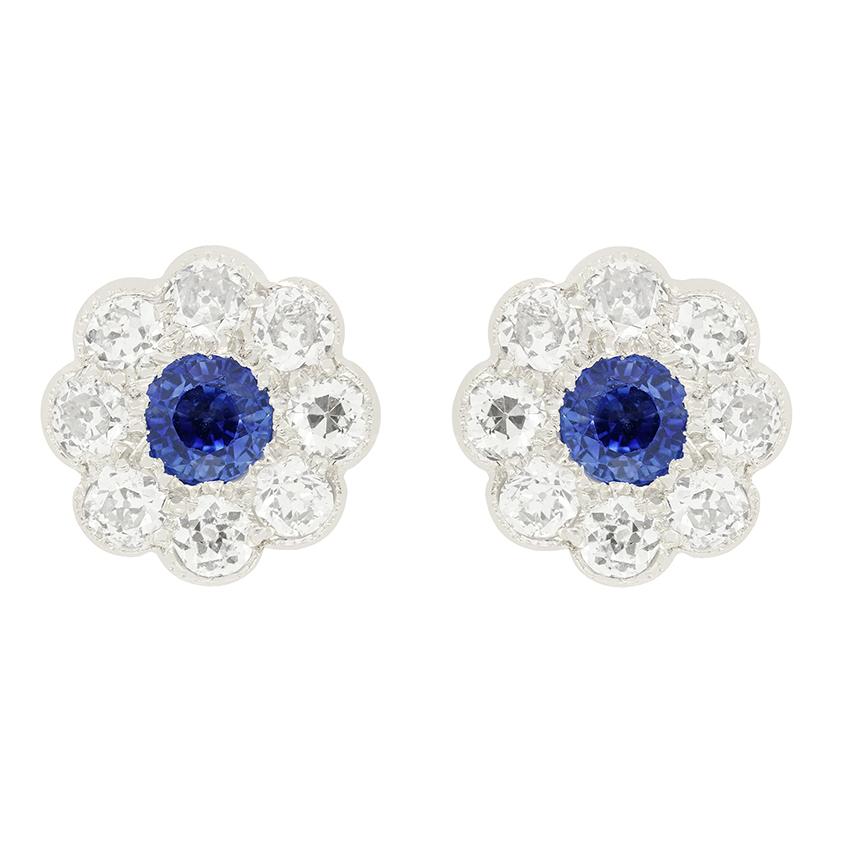 Late Deco 0.50ct Sapphire and Diamond Daisy Cluster Earrings, c.1940s Art Decó en venta