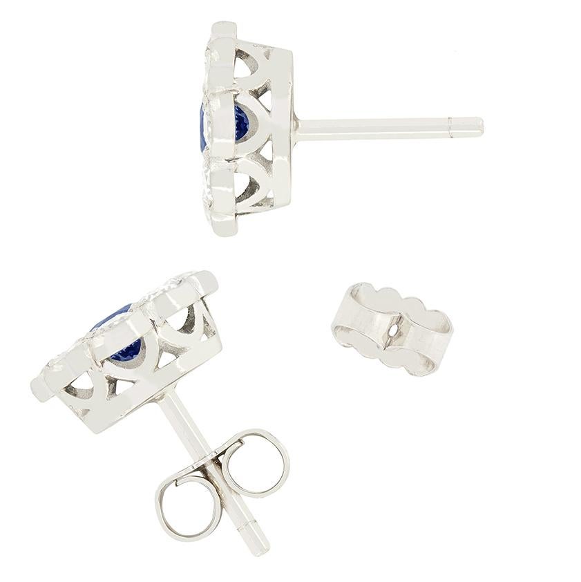 Late Deco 0.50ct Sapphire and Diamond Daisy Cluster Earrings, c.1940s Corte redondo en venta