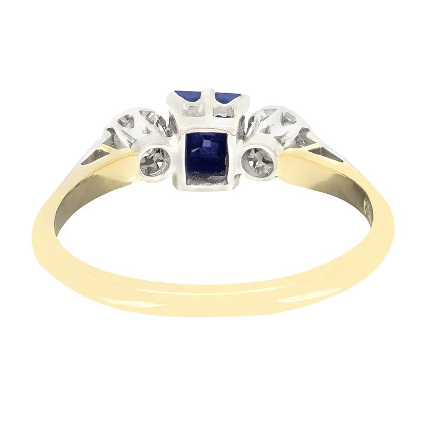 Quadrato Anello a trilogia con zaffiro e diamante da 0,50 carati in stile tardo-decò, 1930 ca. in vendita