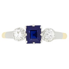 Anello a trilogia con zaffiro e diamante da 0,50 carati in stile tardo-decò, 1930 ca.