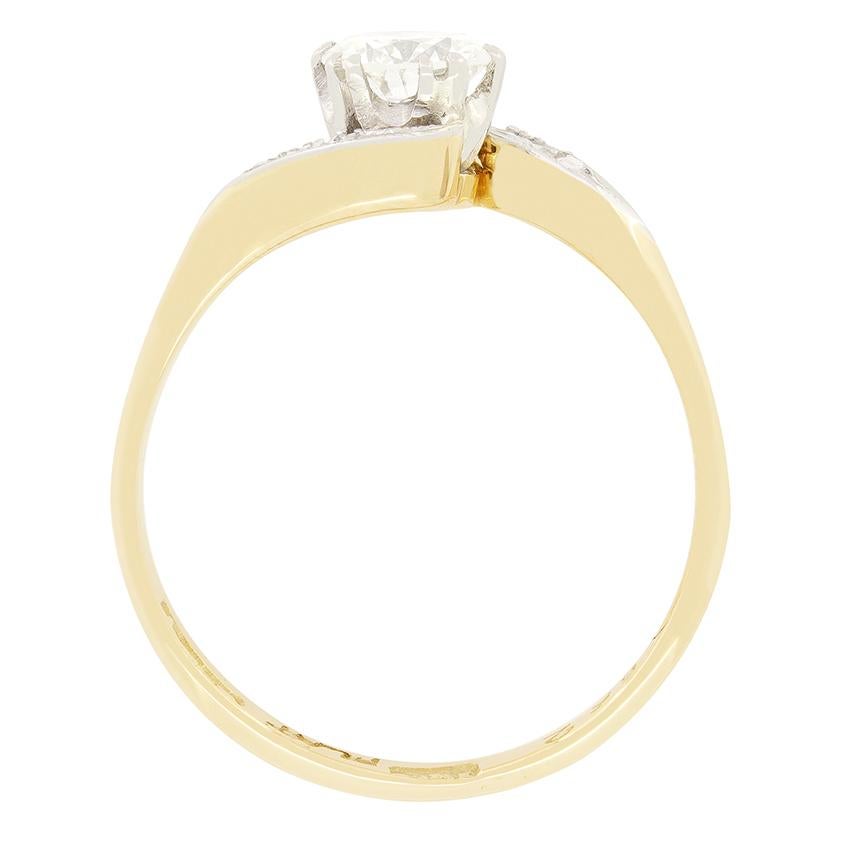 Des épaules élégamment torsadées encadrent un diamant central de taille transitionnelle dans cette merveilleuse interprétation du design classique du solitaire. Le diamant de 0,60 carat, de couleur I et de pureté VS2, est serti à deux griffes dans