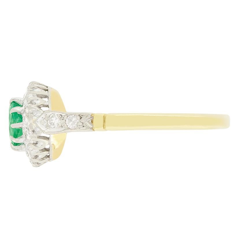 Art déco Late Deco 0.60ct Emerald and Diamond Cluster Ring, c.1940s en vente
