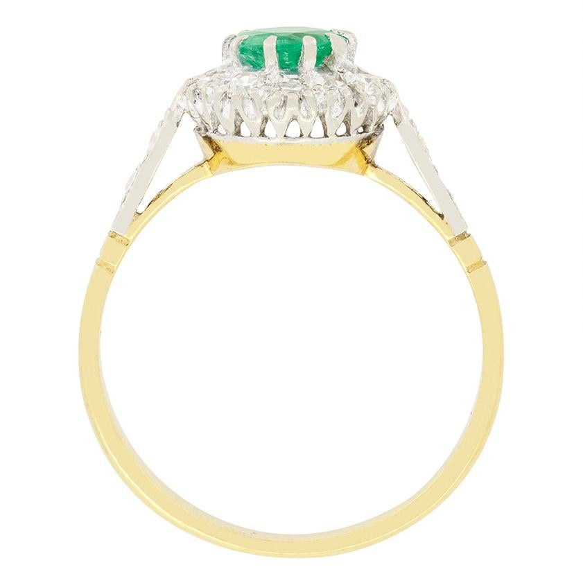 Taille ronde Late Deco 0.60ct Emerald and Diamond Cluster Ring, c.1940s en vente